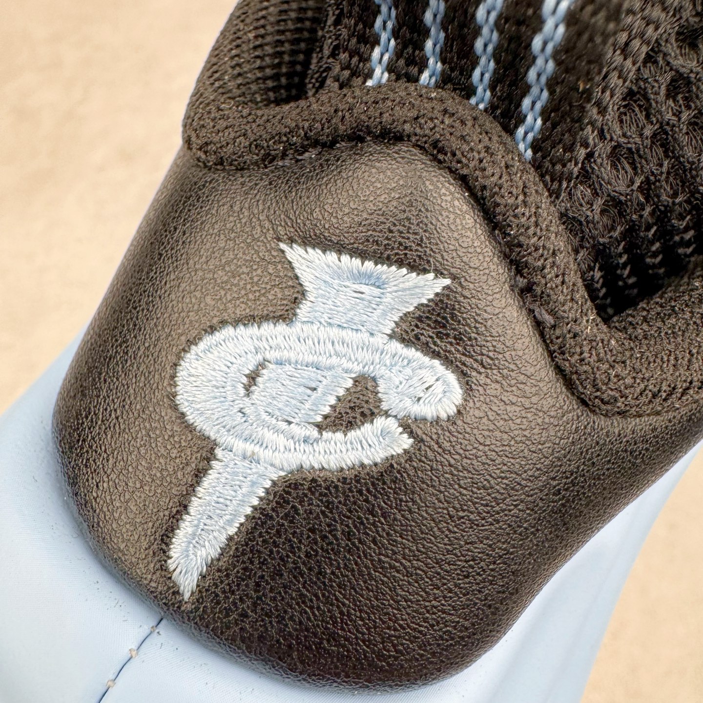 图片[12]-NK Air Foamposite One 冰蓝喷 HJ6014-400 莞产原底面 公司渠道同模具 鞋型发泡360度无死角 双层Zoom气垫植入 中底完美注胶 搭载原厂碳纤维材质 诞生于1997年的NK Air Foamposite系列可以说是整个球鞋历史上最为经典的系列之一 也就是我们常说的“喷”和“泡” 其中“喷”由Foamposite One代言人Penny的英文音译而来 而“泡”则来源于另一款鞋型 Foamposite Pro中\\\”pro\\\”的音译 在诞生初期 由于高昂的造价以及超前的外形 Foamposite系列的反对者不在少数 甚至有人认为这款鞋会毁掉整个球鞋行业 但事实证明这双灵感来自于甲虫 自带“黑科技”鞋面以及双层Zoom+大块碳板的太空球鞋不仅受到了大众的接受与追捧 并且成功的影响了篮球鞋的发展 尺码：38.5 39 40 40.5 41 42 42.5 43 44 44.5 45 46-选品中心