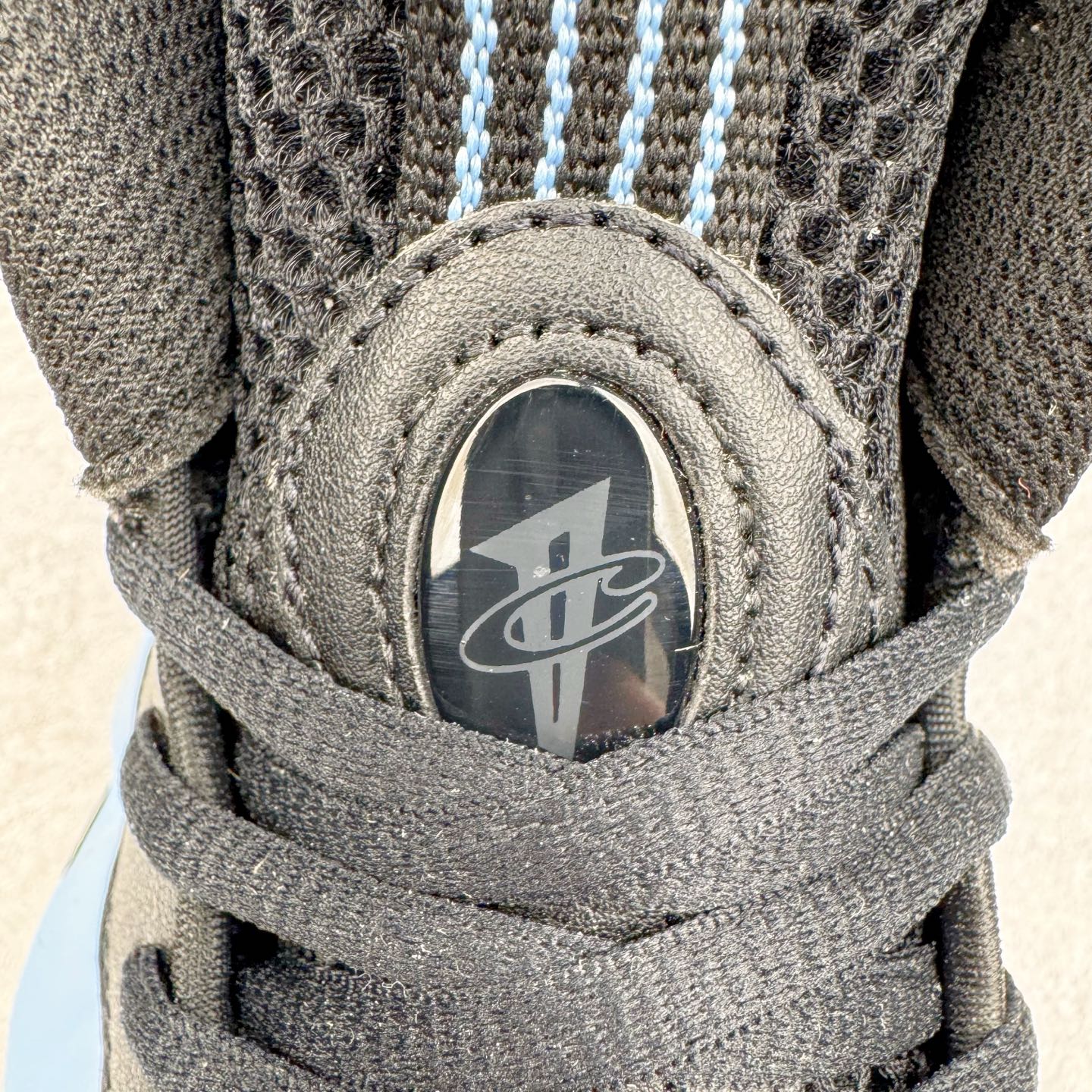 图片[13]-NK Air Foamposite One 冰蓝喷 HJ6014-400 莞产原底面 公司渠道同模具 鞋型发泡360度无死角 双层Zoom气垫植入 中底完美注胶 搭载原厂碳纤维材质 诞生于1997年的NK Air Foamposite系列可以说是整个球鞋历史上最为经典的系列之一 也就是我们常说的“喷”和“泡” 其中“喷”由Foamposite One代言人Penny的英文音译而来 而“泡”则来源于另一款鞋型 Foamposite Pro中\\\”pro\\\”的音译 在诞生初期 由于高昂的造价以及超前的外形 Foamposite系列的反对者不在少数 甚至有人认为这款鞋会毁掉整个球鞋行业 但事实证明这双灵感来自于甲虫 自带“黑科技”鞋面以及双层Zoom+大块碳板的太空球鞋不仅受到了大众的接受与追捧 并且成功的影响了篮球鞋的发展 尺码：38.5 39 40 40.5 41 42 42.5 43 44 44.5 45 46-选品中心