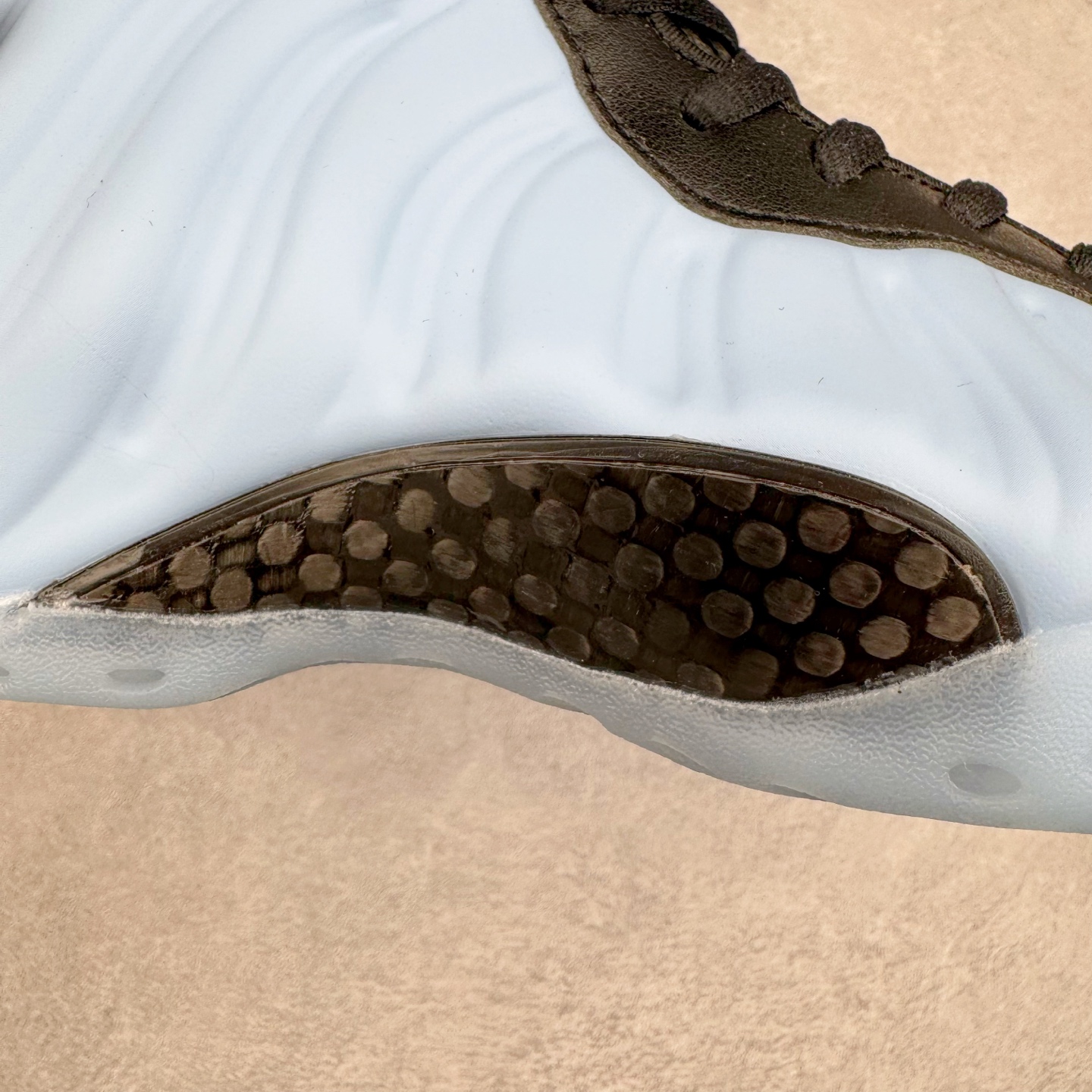 图片[17]-NK Air Foamposite One 冰蓝喷 HJ6014-400 莞产原底面 公司渠道同模具 鞋型发泡360度无死角 双层Zoom气垫植入 中底完美注胶 搭载原厂碳纤维材质 诞生于1997年的NK Air Foamposite系列可以说是整个球鞋历史上最为经典的系列之一 也就是我们常说的“喷”和“泡” 其中“喷”由Foamposite One代言人Penny的英文音译而来 而“泡”则来源于另一款鞋型 Foamposite Pro中\\\”pro\\\”的音译 在诞生初期 由于高昂的造价以及超前的外形 Foamposite系列的反对者不在少数 甚至有人认为这款鞋会毁掉整个球鞋行业 但事实证明这双灵感来自于甲虫 自带“黑科技”鞋面以及双层Zoom+大块碳板的太空球鞋不仅受到了大众的接受与追捧 并且成功的影响了篮球鞋的发展 尺码：38.5 39 40 40.5 41 42 42.5 43 44 44.5 45 46-选品中心