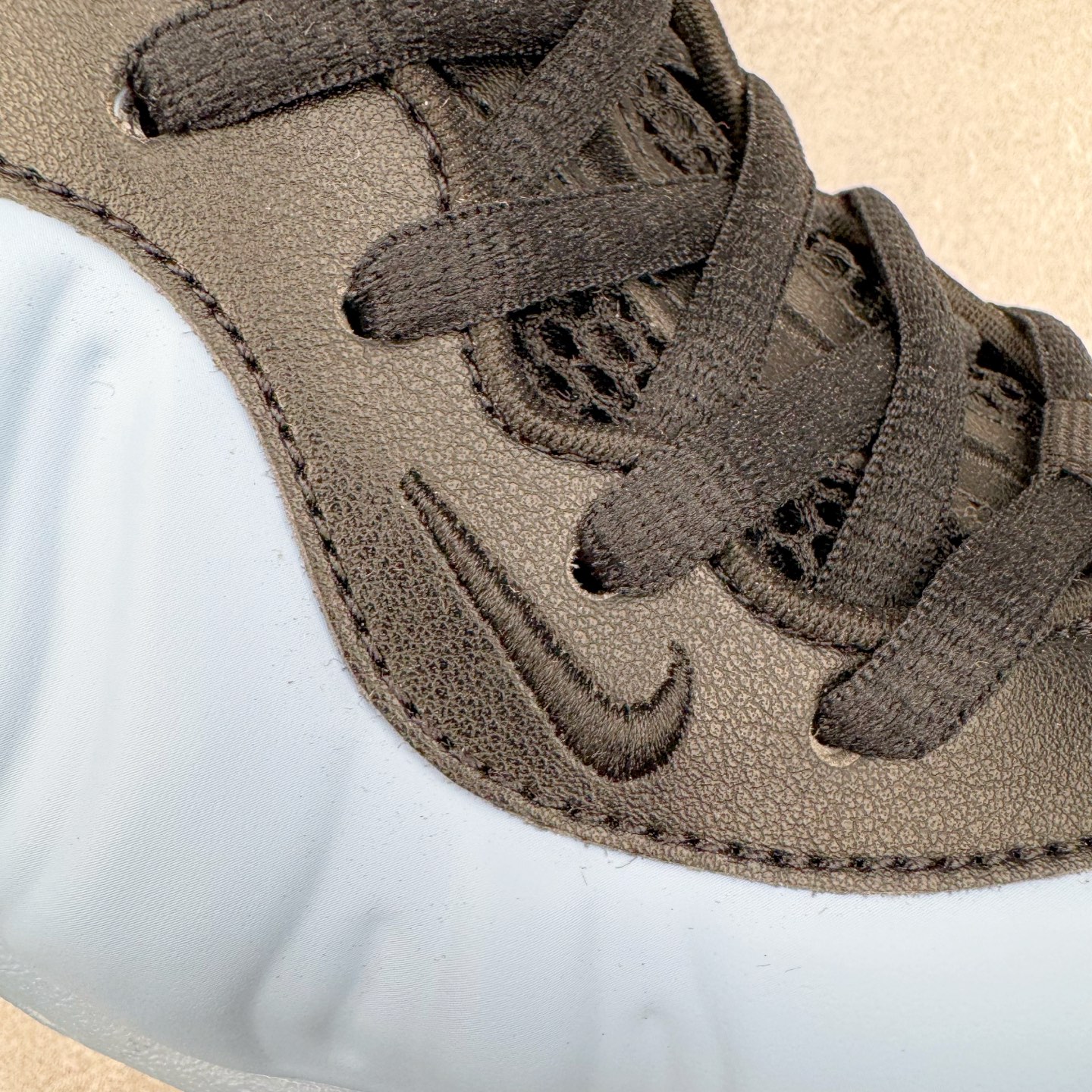 图片[15]-NK Air Foamposite One 冰蓝喷 HJ6014-400 莞产原底面 公司渠道同模具 鞋型发泡360度无死角 双层Zoom气垫植入 中底完美注胶 搭载原厂碳纤维材质 诞生于1997年的NK Air Foamposite系列可以说是整个球鞋历史上最为经典的系列之一 也就是我们常说的“喷”和“泡” 其中“喷”由Foamposite One代言人Penny的英文音译而来 而“泡”则来源于另一款鞋型 Foamposite Pro中\\\”pro\\\”的音译 在诞生初期 由于高昂的造价以及超前的外形 Foamposite系列的反对者不在少数 甚至有人认为这款鞋会毁掉整个球鞋行业 但事实证明这双灵感来自于甲虫 自带“黑科技”鞋面以及双层Zoom+大块碳板的太空球鞋不仅受到了大众的接受与追捧 并且成功的影响了篮球鞋的发展 尺码：38.5 39 40 40.5 41 42 42.5 43 44 44.5 45 46-选品中心