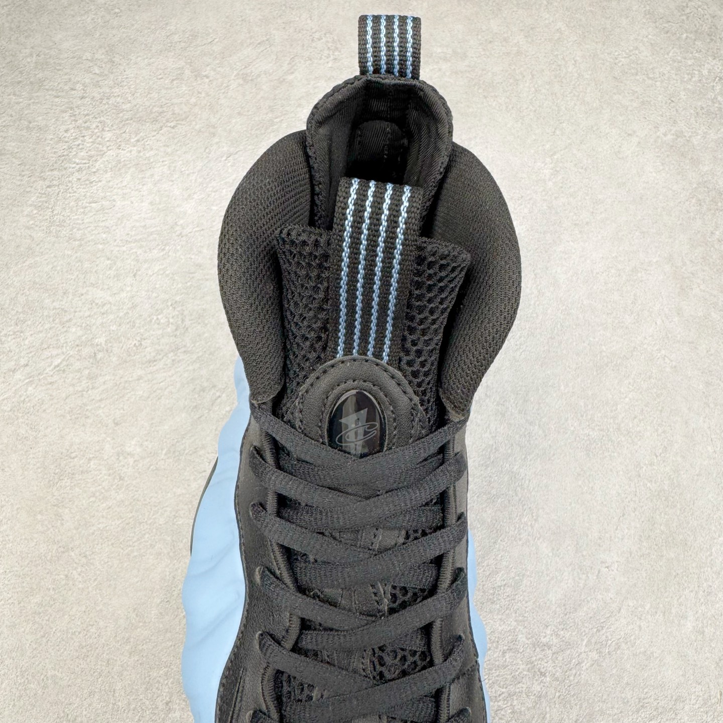 图片[5]-NK Air Foamposite One 冰蓝喷 HJ6014-400 莞产原底面 公司渠道同模具 鞋型发泡360度无死角 双层Zoom气垫植入 中底完美注胶 搭载原厂碳纤维材质 诞生于1997年的NK Air Foamposite系列可以说是整个球鞋历史上最为经典的系列之一 也就是我们常说的“喷”和“泡” 其中“喷”由Foamposite One代言人Penny的英文音译而来 而“泡”则来源于另一款鞋型 Foamposite Pro中\\\”pro\\\”的音译 在诞生初期 由于高昂的造价以及超前的外形 Foamposite系列的反对者不在少数 甚至有人认为这款鞋会毁掉整个球鞋行业 但事实证明这双灵感来自于甲虫 自带“黑科技”鞋面以及双层Zoom+大块碳板的太空球鞋不仅受到了大众的接受与追捧 并且成功的影响了篮球鞋的发展 尺码：38.5 39 40 40.5 41 42 42.5 43 44 44.5 45 46-选品中心