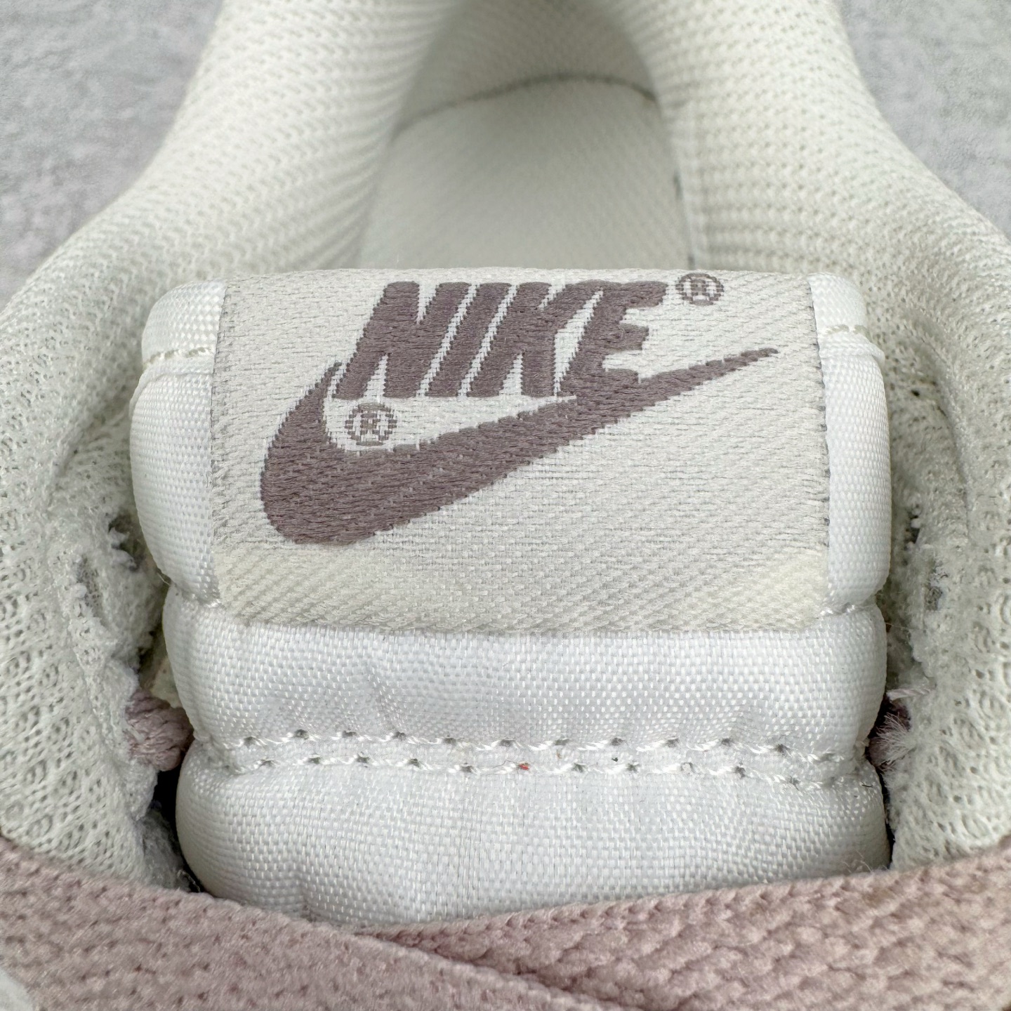 图片[12]-＃YC纯原 NK Dunk Low 香芋紫 FB9109-122 实力大厂出品 新配色陆续开发 利润个位数只为口碑 全套原纸板楦头开发 确保原汁原味 完美呈现DUNK版型 一比一鞋头弧度高度鞋身弧度 此版本只针对中端市场 皮料材质有所更替 其他数据细节工艺流程均保持一致 绝不口嗨 细节品控鞋型随意对比 独家私模官方第六代原厂航空铝磨具打磨大底 鞋头坡度极致还原 无解鞋型 原盒原配 圈内天花板工艺 原厂玻璃冲刀 超高清洁度 全鞋零毛边皮料切割 原厂中底布点胶 中底布拉帮走线遵循公司 尺码：35.5 36 36.5 37.5 38 38.5 39 40-选品中心