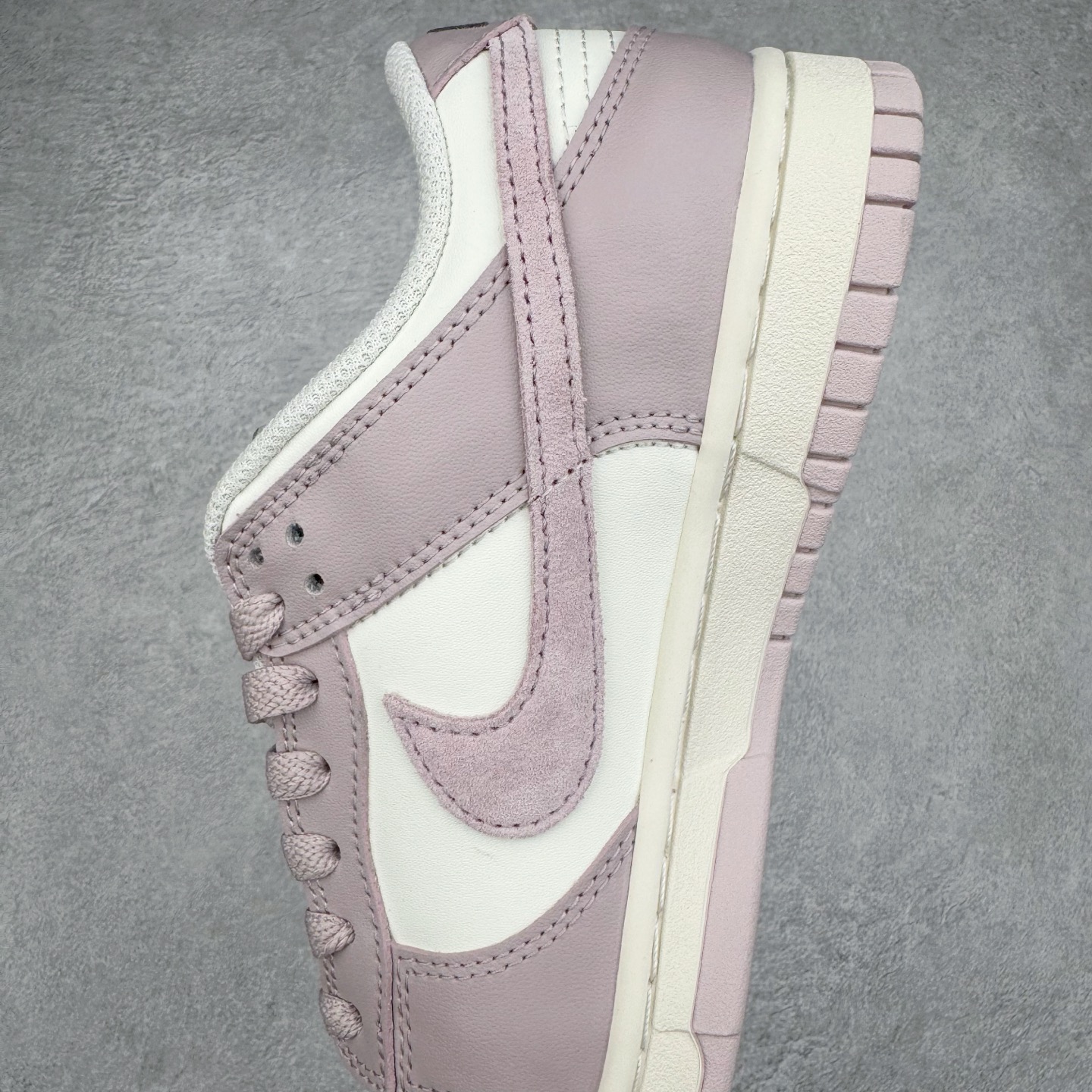 图片[7]-＃YC纯原 NK Dunk Low 香芋紫 FB9109-122 实力大厂出品 新配色陆续开发 利润个位数只为口碑 全套原纸板楦头开发 确保原汁原味 完美呈现DUNK版型 一比一鞋头弧度高度鞋身弧度 此版本只针对中端市场 皮料材质有所更替 其他数据细节工艺流程均保持一致 绝不口嗨 细节品控鞋型随意对比 独家私模官方第六代原厂航空铝磨具打磨大底 鞋头坡度极致还原 无解鞋型 原盒原配 圈内天花板工艺 原厂玻璃冲刀 超高清洁度 全鞋零毛边皮料切割 原厂中底布点胶 中底布拉帮走线遵循公司 尺码：35.5 36 36.5 37.5 38 38.5 39 40-选品中心