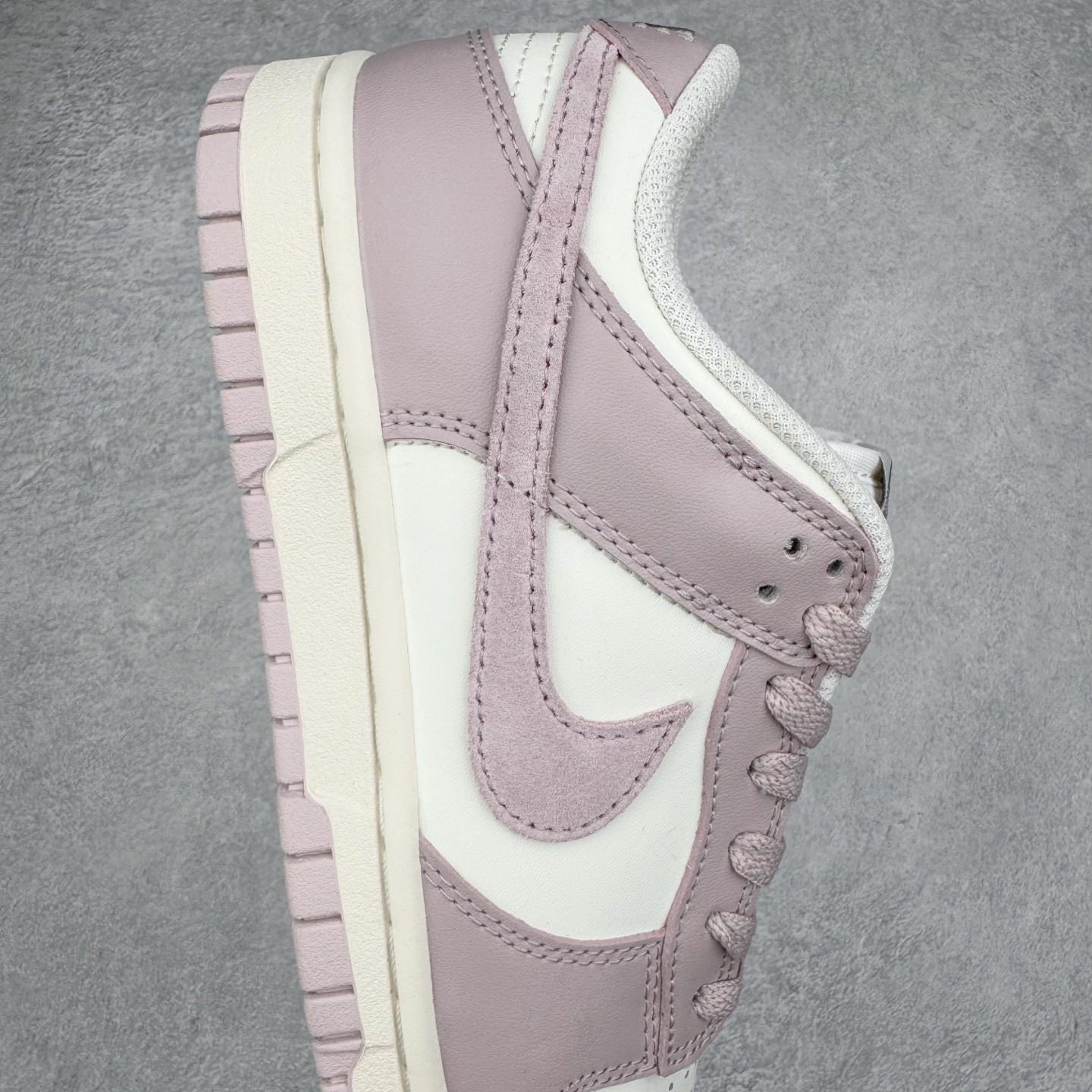 图片[6]-＃YC纯原 NK Dunk Low 香芋紫 FB9109-122 实力大厂出品 新配色陆续开发 利润个位数只为口碑 全套原纸板楦头开发 确保原汁原味 完美呈现DUNK版型 一比一鞋头弧度高度鞋身弧度 此版本只针对中端市场 皮料材质有所更替 其他数据细节工艺流程均保持一致 绝不口嗨 细节品控鞋型随意对比 独家私模官方第六代原厂航空铝磨具打磨大底 鞋头坡度极致还原 无解鞋型 原盒原配 圈内天花板工艺 原厂玻璃冲刀 超高清洁度 全鞋零毛边皮料切割 原厂中底布点胶 中底布拉帮走线遵循公司 尺码：35.5 36 36.5 37.5 38 38.5 39 40-选品中心