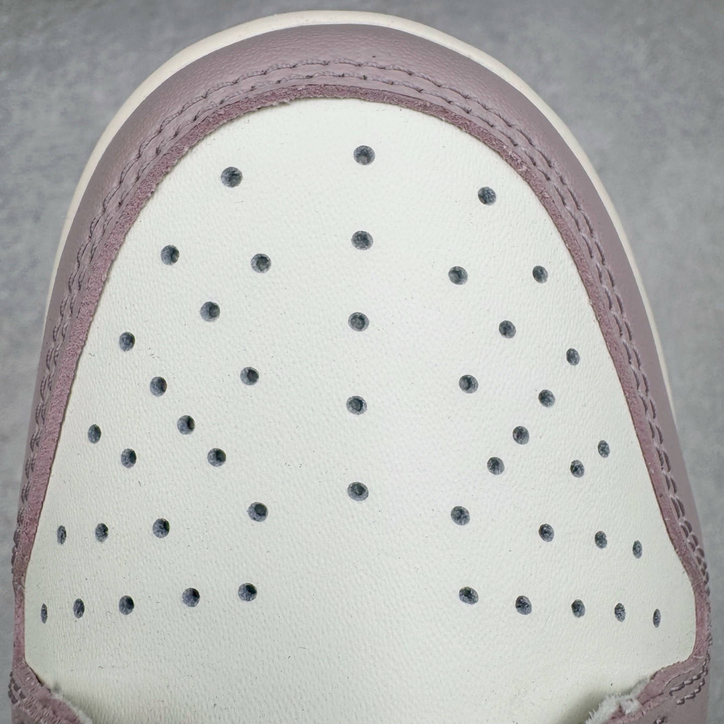 图片[13]-＃YC纯原 NK Dunk Low 香芋紫 FB9109-122 实力大厂出品 新配色陆续开发 利润个位数只为口碑 全套原纸板楦头开发 确保原汁原味 完美呈现DUNK版型 一比一鞋头弧度高度鞋身弧度 此版本只针对中端市场 皮料材质有所更替 其他数据细节工艺流程均保持一致 绝不口嗨 细节品控鞋型随意对比 独家私模官方第六代原厂航空铝磨具打磨大底 鞋头坡度极致还原 无解鞋型 原盒原配 圈内天花板工艺 原厂玻璃冲刀 超高清洁度 全鞋零毛边皮料切割 原厂中底布点胶 中底布拉帮走线遵循公司 尺码：35.5 36 36.5 37.5 38 38.5 39 40-选品中心