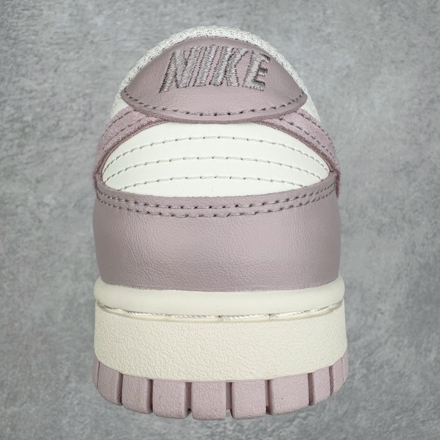 图片[8]-＃YC纯原 NK Dunk Low 香芋紫 FB9109-122 实力大厂出品 新配色陆续开发 利润个位数只为口碑 全套原纸板楦头开发 确保原汁原味 完美呈现DUNK版型 一比一鞋头弧度高度鞋身弧度 此版本只针对中端市场 皮料材质有所更替 其他数据细节工艺流程均保持一致 绝不口嗨 细节品控鞋型随意对比 独家私模官方第六代原厂航空铝磨具打磨大底 鞋头坡度极致还原 无解鞋型 原盒原配 圈内天花板工艺 原厂玻璃冲刀 超高清洁度 全鞋零毛边皮料切割 原厂中底布点胶 中底布拉帮走线遵循公司 尺码：35.5 36 36.5 37.5 38 38.5 39 40-选品中心