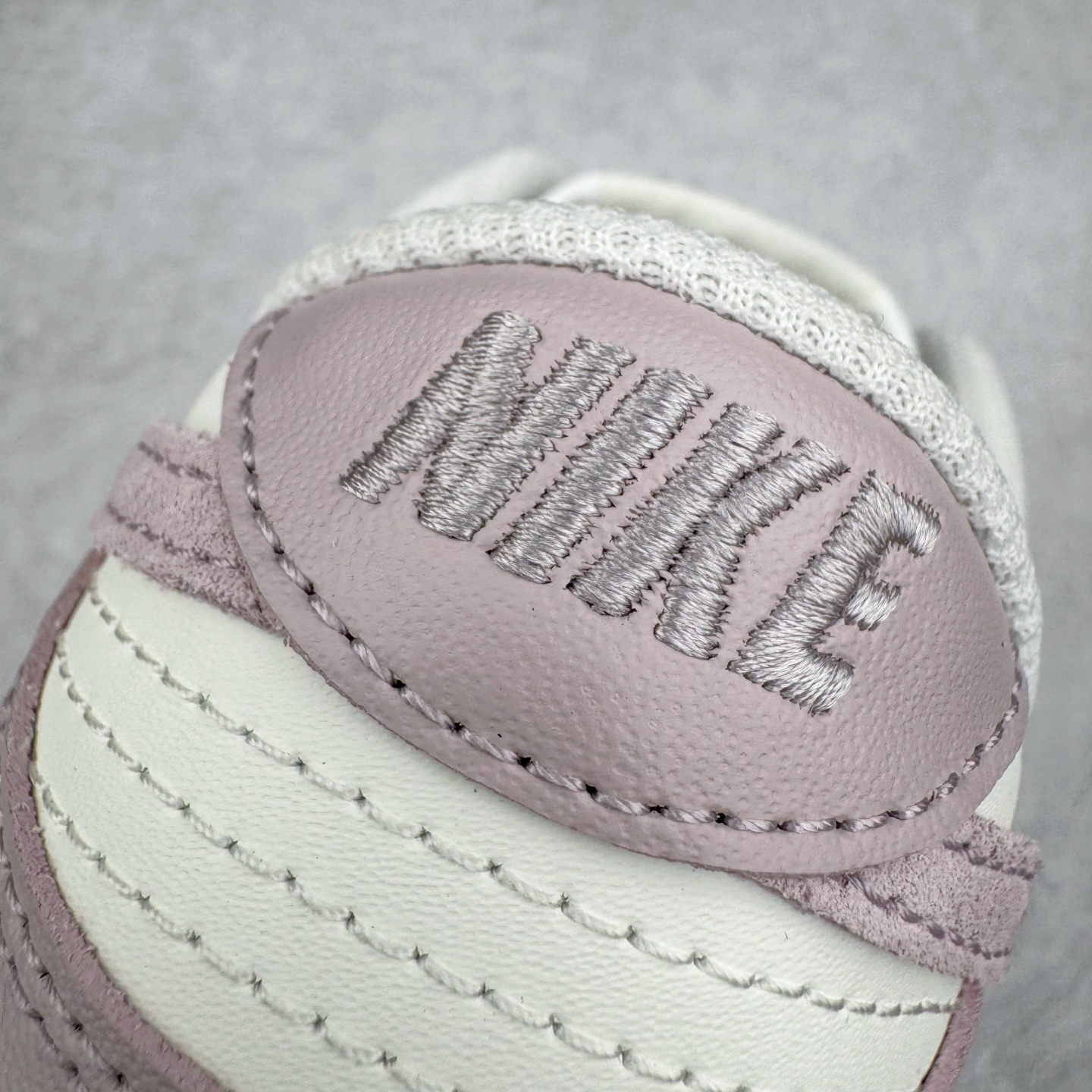 图片[10]-＃YC纯原 NK Dunk Low 香芋紫 FB9109-122 实力大厂出品 新配色陆续开发 利润个位数只为口碑 全套原纸板楦头开发 确保原汁原味 完美呈现DUNK版型 一比一鞋头弧度高度鞋身弧度 此版本只针对中端市场 皮料材质有所更替 其他数据细节工艺流程均保持一致 绝不口嗨 细节品控鞋型随意对比 独家私模官方第六代原厂航空铝磨具打磨大底 鞋头坡度极致还原 无解鞋型 原盒原配 圈内天花板工艺 原厂玻璃冲刀 超高清洁度 全鞋零毛边皮料切割 原厂中底布点胶 中底布拉帮走线遵循公司 尺码：35.5 36 36.5 37.5 38 38.5 39 40-选品中心