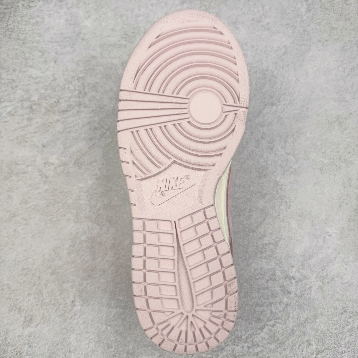 图片[9]-＃YC纯原 NK Dunk Low 香芋紫 FB9109-122 实力大厂出品 新配色陆续开发 利润个位数只为口碑 全套原纸板楦头开发 确保原汁原味 完美呈现DUNK版型 一比一鞋头弧度高度鞋身弧度 此版本只针对中端市场 皮料材质有所更替 其他数据细节工艺流程均保持一致 绝不口嗨 细节品控鞋型随意对比 独家私模官方第六代原厂航空铝磨具打磨大底 鞋头坡度极致还原 无解鞋型 原盒原配 圈内天花板工艺 原厂玻璃冲刀 超高清洁度 全鞋零毛边皮料切割 原厂中底布点胶 中底布拉帮走线遵循公司 尺码：35.5 36 36.5 37.5 38 38.5 39 40-选品中心