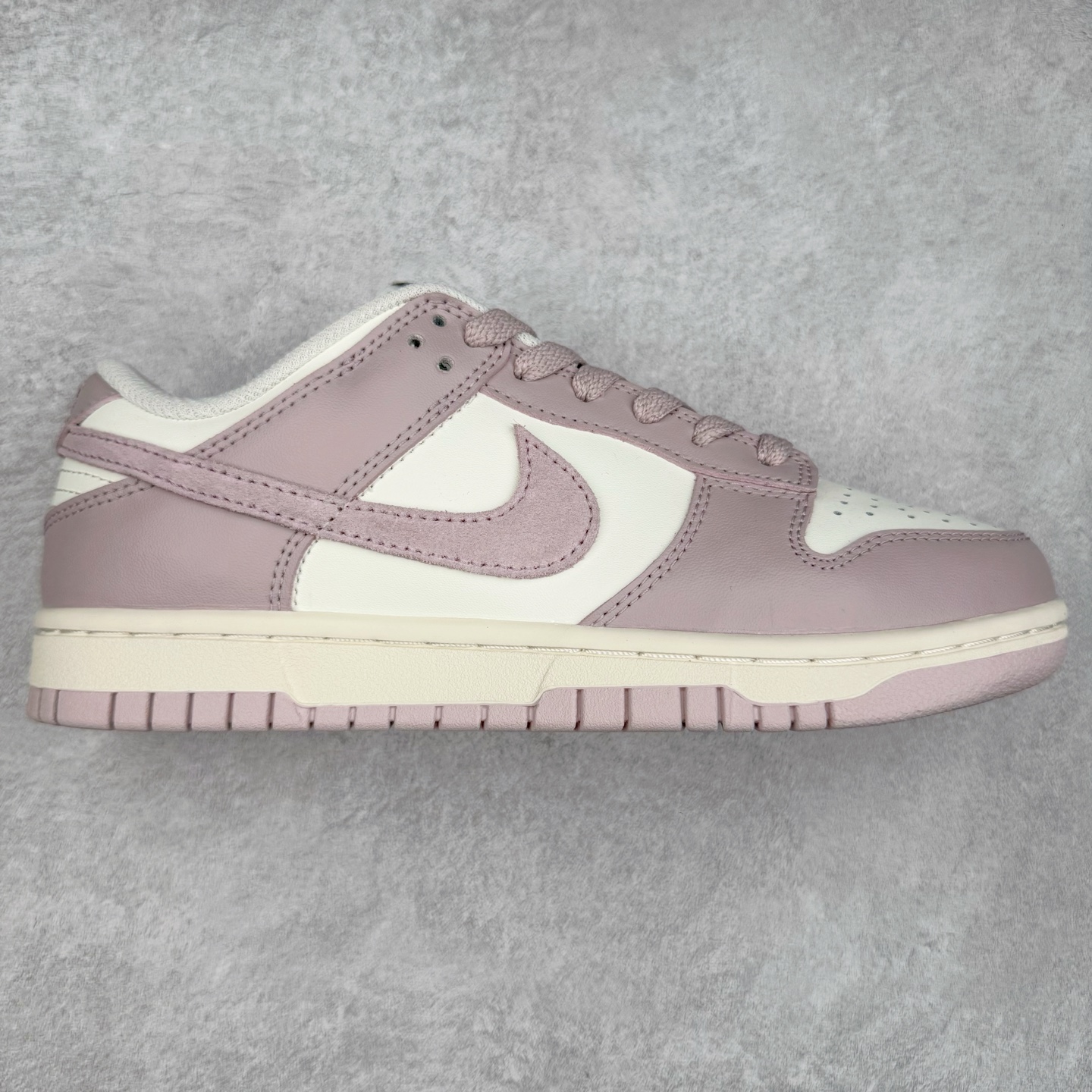 ＃YC纯原 NK Dunk Low 香芋紫 FB9109-122 实力大厂出品 新配色陆续开发 利润个位数只为口碑 全套原纸板楦头开发 确保原汁原味 完美呈现DUNK版型 一比一鞋头弧度高度鞋身弧度 此版本只针对中端市场 皮料材质有所更替 其他数据细节工艺流程均保持一致 绝不口嗨 细节品控鞋型随意对比 独家私模官方第六代原厂航空铝磨具打磨大底 鞋头坡度极致还原 无解鞋型 原盒原配 圈内天花板工艺 原厂玻璃冲刀 超高清洁度 全鞋零毛边皮料切割 原厂中底布点胶 中底布拉帮走线遵循公司 尺码：35.5 36 36.5 37.5 38 38.5 39 40-选品中心