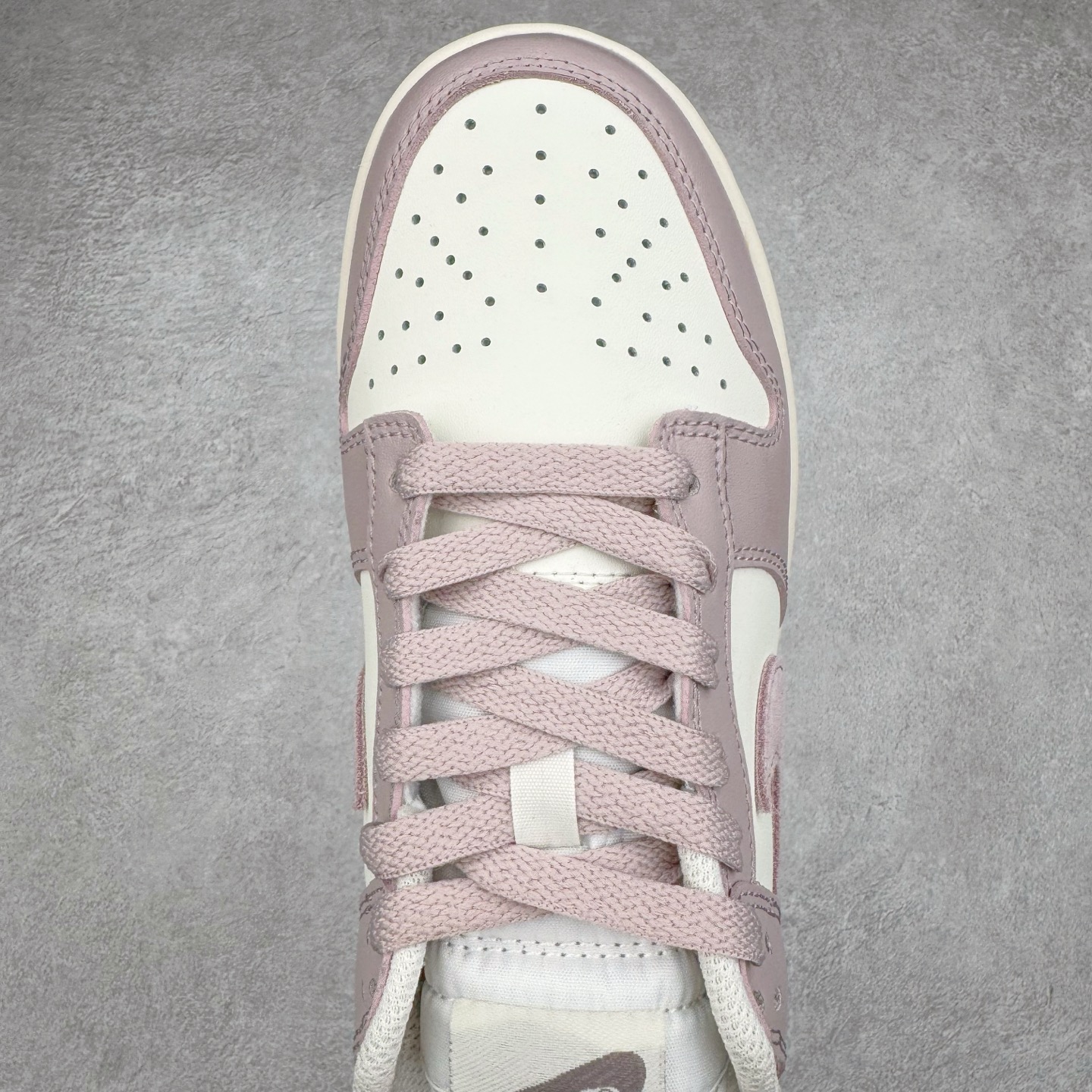 图片[4]-＃YC纯原 NK Dunk Low 香芋紫 FB9109-122 实力大厂出品 新配色陆续开发 利润个位数只为口碑 全套原纸板楦头开发 确保原汁原味 完美呈现DUNK版型 一比一鞋头弧度高度鞋身弧度 此版本只针对中端市场 皮料材质有所更替 其他数据细节工艺流程均保持一致 绝不口嗨 细节品控鞋型随意对比 独家私模官方第六代原厂航空铝磨具打磨大底 鞋头坡度极致还原 无解鞋型 原盒原配 圈内天花板工艺 原厂玻璃冲刀 超高清洁度 全鞋零毛边皮料切割 原厂中底布点胶 中底布拉帮走线遵循公司 尺码：35.5 36 36.5 37.5 38 38.5 39 40-选品中心