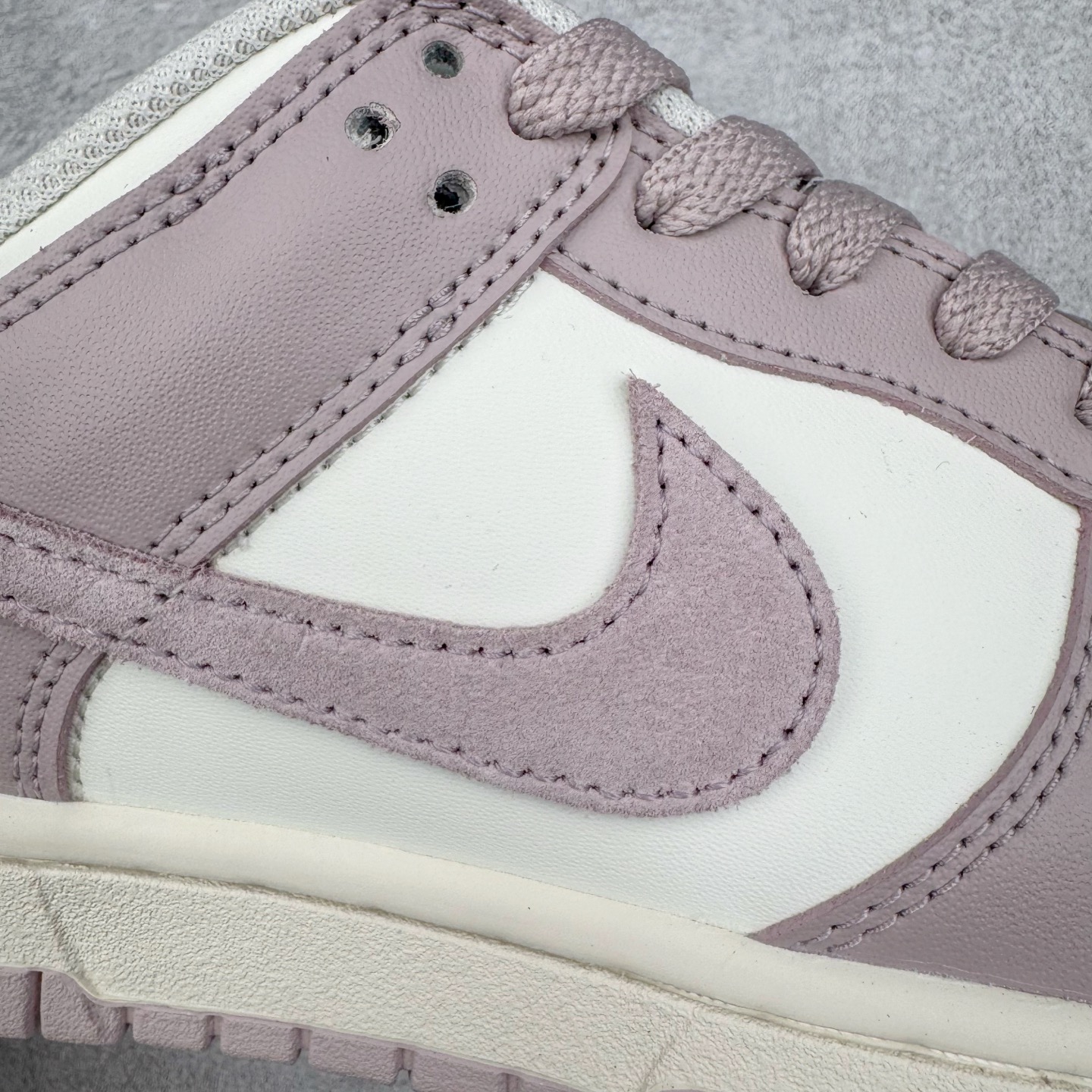 图片[17]-＃YC纯原 NK Dunk Low 香芋紫 FB9109-122 实力大厂出品 新配色陆续开发 利润个位数只为口碑 全套原纸板楦头开发 确保原汁原味 完美呈现DUNK版型 一比一鞋头弧度高度鞋身弧度 此版本只针对中端市场 皮料材质有所更替 其他数据细节工艺流程均保持一致 绝不口嗨 细节品控鞋型随意对比 独家私模官方第六代原厂航空铝磨具打磨大底 鞋头坡度极致还原 无解鞋型 原盒原配 圈内天花板工艺 原厂玻璃冲刀 超高清洁度 全鞋零毛边皮料切割 原厂中底布点胶 中底布拉帮走线遵循公司 尺码：35.5 36 36.5 37.5 38 38.5 39 40-选品中心