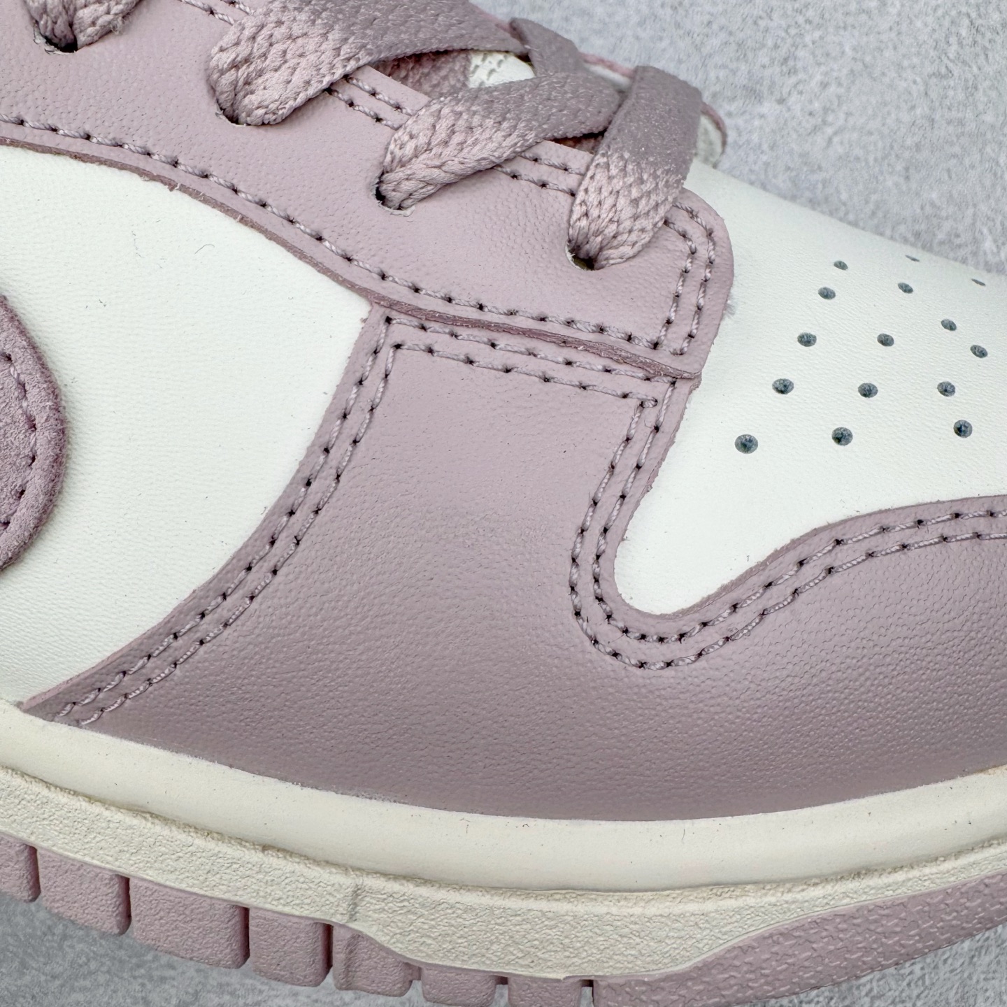 图片[16]-＃YC纯原 NK Dunk Low 香芋紫 FB9109-122 实力大厂出品 新配色陆续开发 利润个位数只为口碑 全套原纸板楦头开发 确保原汁原味 完美呈现DUNK版型 一比一鞋头弧度高度鞋身弧度 此版本只针对中端市场 皮料材质有所更替 其他数据细节工艺流程均保持一致 绝不口嗨 细节品控鞋型随意对比 独家私模官方第六代原厂航空铝磨具打磨大底 鞋头坡度极致还原 无解鞋型 原盒原配 圈内天花板工艺 原厂玻璃冲刀 超高清洁度 全鞋零毛边皮料切割 原厂中底布点胶 中底布拉帮走线遵循公司 尺码：35.5 36 36.5 37.5 38 38.5 39 40-选品中心