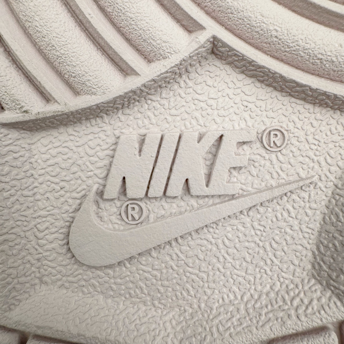 图片[18]-＃YC纯原 NK Dunk Low 香芋紫 FB9109-122 实力大厂出品 新配色陆续开发 利润个位数只为口碑 全套原纸板楦头开发 确保原汁原味 完美呈现DUNK版型 一比一鞋头弧度高度鞋身弧度 此版本只针对中端市场 皮料材质有所更替 其他数据细节工艺流程均保持一致 绝不口嗨 细节品控鞋型随意对比 独家私模官方第六代原厂航空铝磨具打磨大底 鞋头坡度极致还原 无解鞋型 原盒原配 圈内天花板工艺 原厂玻璃冲刀 超高清洁度 全鞋零毛边皮料切割 原厂中底布点胶 中底布拉帮走线遵循公司 尺码：35.5 36 36.5 37.5 38 38.5 39 40-选品中心