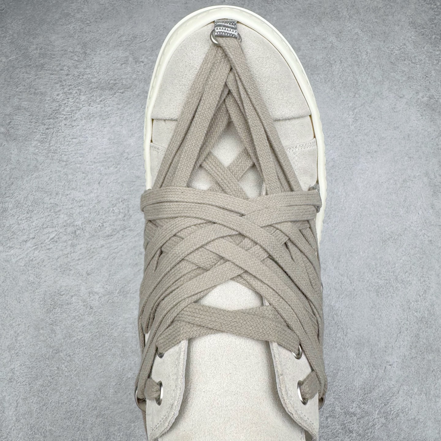 图片[4]-＃GD广顶 Rick Owens Drkshdw 瑞克·欧文斯低帮皮面时尚运动板鞋 绑带浅灰 二级市场已经7K以上 平台客户随意卖四位数 RO广东原厂出品 纯原天花板 原版一比一复刻 冲正绝不翻车 还原度达到百分之98以上 原楦开发纸版版型 ZP拆解原版1：1复模裁片纸版 力求做到0错位 这样才能达到和zp一致的鞋型味道 采用进口cnc数控机床开发对版独家tpu奶香大底 区别于市场所有版本 zp同源全头层粒面小牛皮 达到和zp一致手感 原厂进口细纹布 万邦订购原厂高弹粉红色海绵 内里搭配软质细腻羊皮 TPU高密度大底 软硬度透光度高已经测试和原版一致 尺码：39 40 41 42 43 44 45 46-选品中心