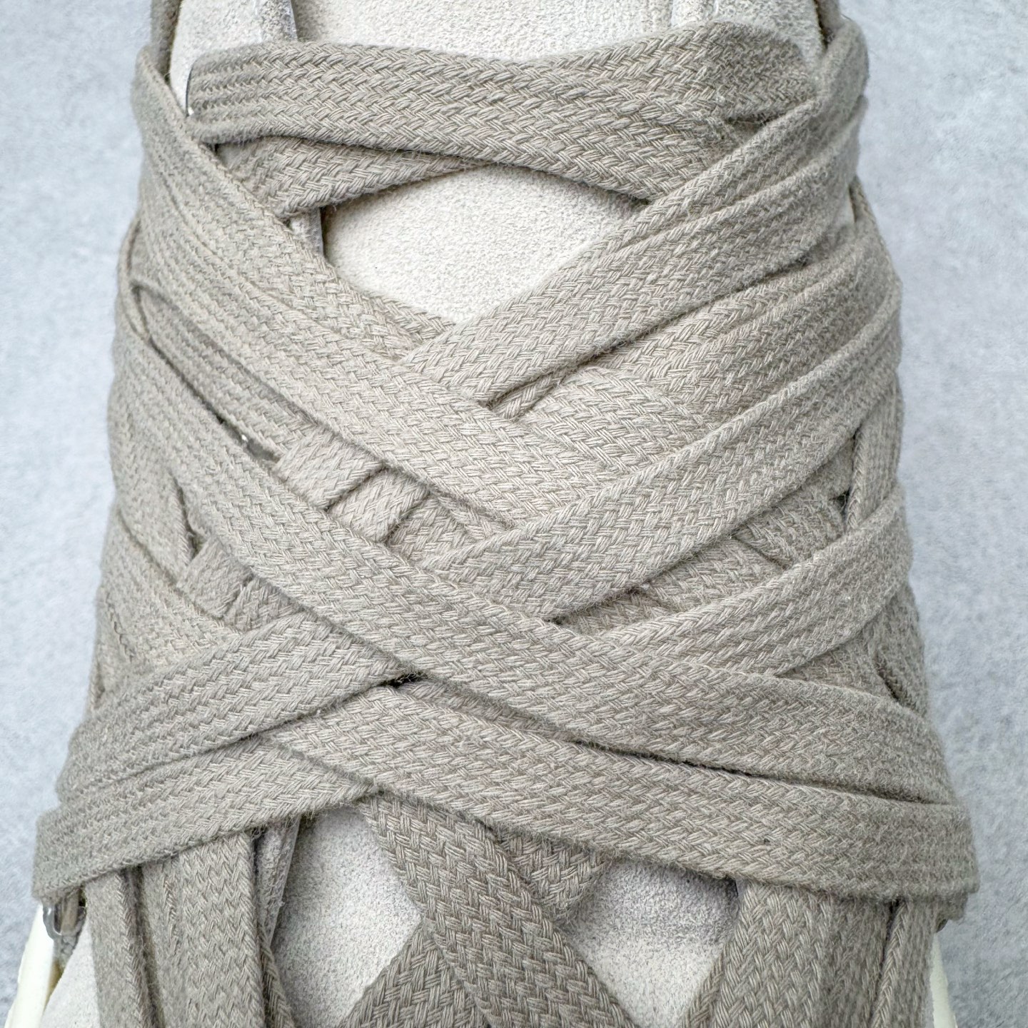 图片[15]-＃GD广顶 Rick Owens Drkshdw 瑞克·欧文斯低帮皮面时尚运动板鞋 绑带浅灰 二级市场已经7K以上 平台客户随意卖四位数 RO广东原厂出品 纯原天花板 原版一比一复刻 冲正绝不翻车 还原度达到百分之98以上 原楦开发纸版版型 ZP拆解原版1：1复模裁片纸版 力求做到0错位 这样才能达到和zp一致的鞋型味道 采用进口cnc数控机床开发对版独家tpu奶香大底 区别于市场所有版本 zp同源全头层粒面小牛皮 达到和zp一致手感 原厂进口细纹布 万邦订购原厂高弹粉红色海绵 内里搭配软质细腻羊皮 TPU高密度大底 软硬度透光度高已经测试和原版一致 尺码：39 40 41 42 43 44 45 46-选品中心