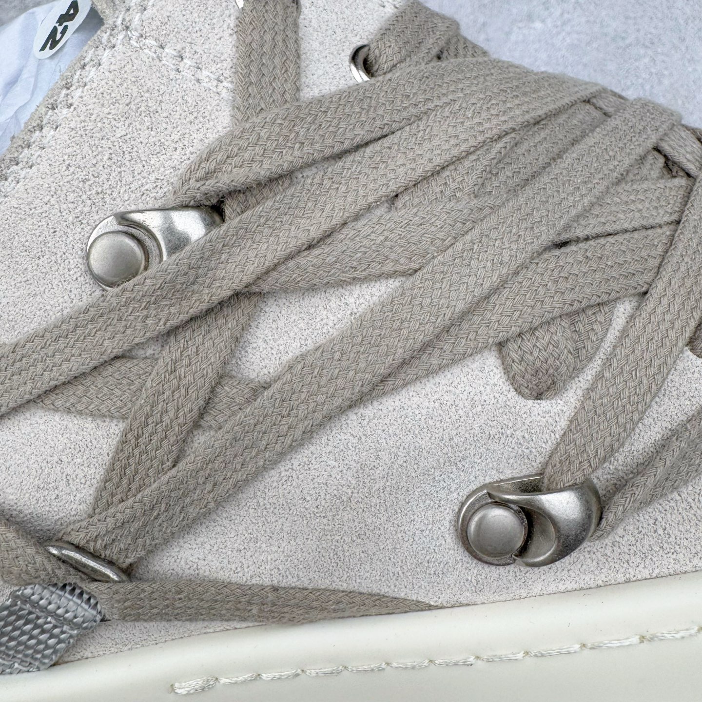 图片[18]-＃GD广顶 Rick Owens Drkshdw 瑞克·欧文斯低帮皮面时尚运动板鞋 绑带浅灰 二级市场已经7K以上 平台客户随意卖四位数 RO广东原厂出品 纯原天花板 原版一比一复刻 冲正绝不翻车 还原度达到百分之98以上 原楦开发纸版版型 ZP拆解原版1：1复模裁片纸版 力求做到0错位 这样才能达到和zp一致的鞋型味道 采用进口cnc数控机床开发对版独家tpu奶香大底 区别于市场所有版本 zp同源全头层粒面小牛皮 达到和zp一致手感 原厂进口细纹布 万邦订购原厂高弹粉红色海绵 内里搭配软质细腻羊皮 TPU高密度大底 软硬度透光度高已经测试和原版一致 尺码：39 40 41 42 43 44 45 46-选品中心