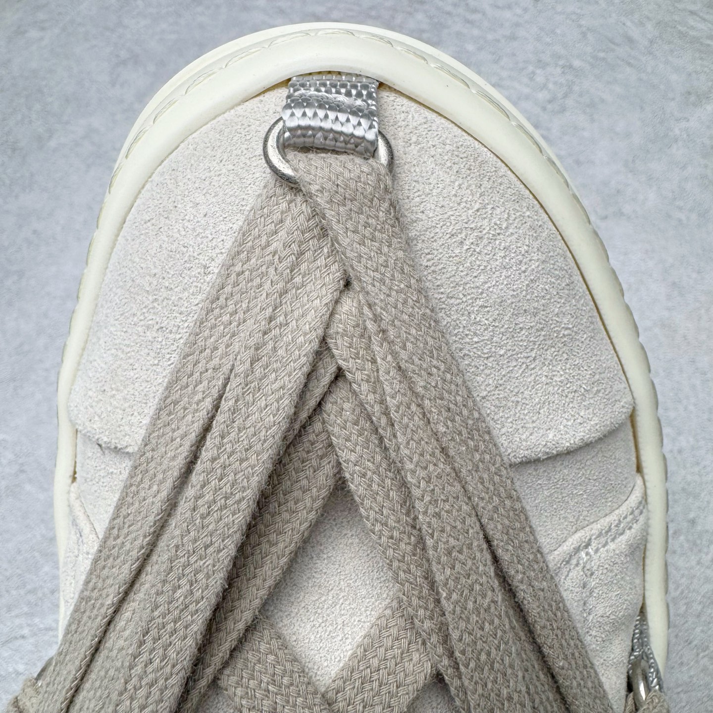 图片[16]-＃GD广顶 Rick Owens Drkshdw 瑞克·欧文斯低帮皮面时尚运动板鞋 绑带浅灰 二级市场已经7K以上 平台客户随意卖四位数 RO广东原厂出品 纯原天花板 原版一比一复刻 冲正绝不翻车 还原度达到百分之98以上 原楦开发纸版版型 ZP拆解原版1：1复模裁片纸版 力求做到0错位 这样才能达到和zp一致的鞋型味道 采用进口cnc数控机床开发对版独家tpu奶香大底 区别于市场所有版本 zp同源全头层粒面小牛皮 达到和zp一致手感 原厂进口细纹布 万邦订购原厂高弹粉红色海绵 内里搭配软质细腻羊皮 TPU高密度大底 软硬度透光度高已经测试和原版一致 尺码：39 40 41 42 43 44 45 46-选品中心