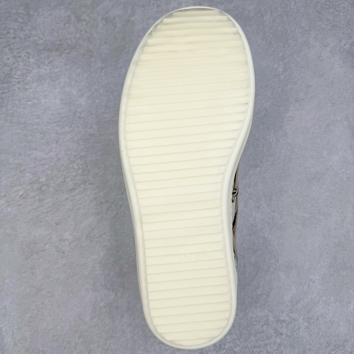 图片[9]-＃GD广顶 Rick Owens Drkshdw 瑞克·欧文斯低帮皮面时尚运动板鞋 绑带浅灰 二级市场已经7K以上 平台客户随意卖四位数 RO广东原厂出品 纯原天花板 原版一比一复刻 冲正绝不翻车 还原度达到百分之98以上 原楦开发纸版版型 ZP拆解原版1：1复模裁片纸版 力求做到0错位 这样才能达到和zp一致的鞋型味道 采用进口cnc数控机床开发对版独家tpu奶香大底 区别于市场所有版本 zp同源全头层粒面小牛皮 达到和zp一致手感 原厂进口细纹布 万邦订购原厂高弹粉红色海绵 内里搭配软质细腻羊皮 TPU高密度大底 软硬度透光度高已经测试和原版一致 尺码：39 40 41 42 43 44 45 46-选品中心