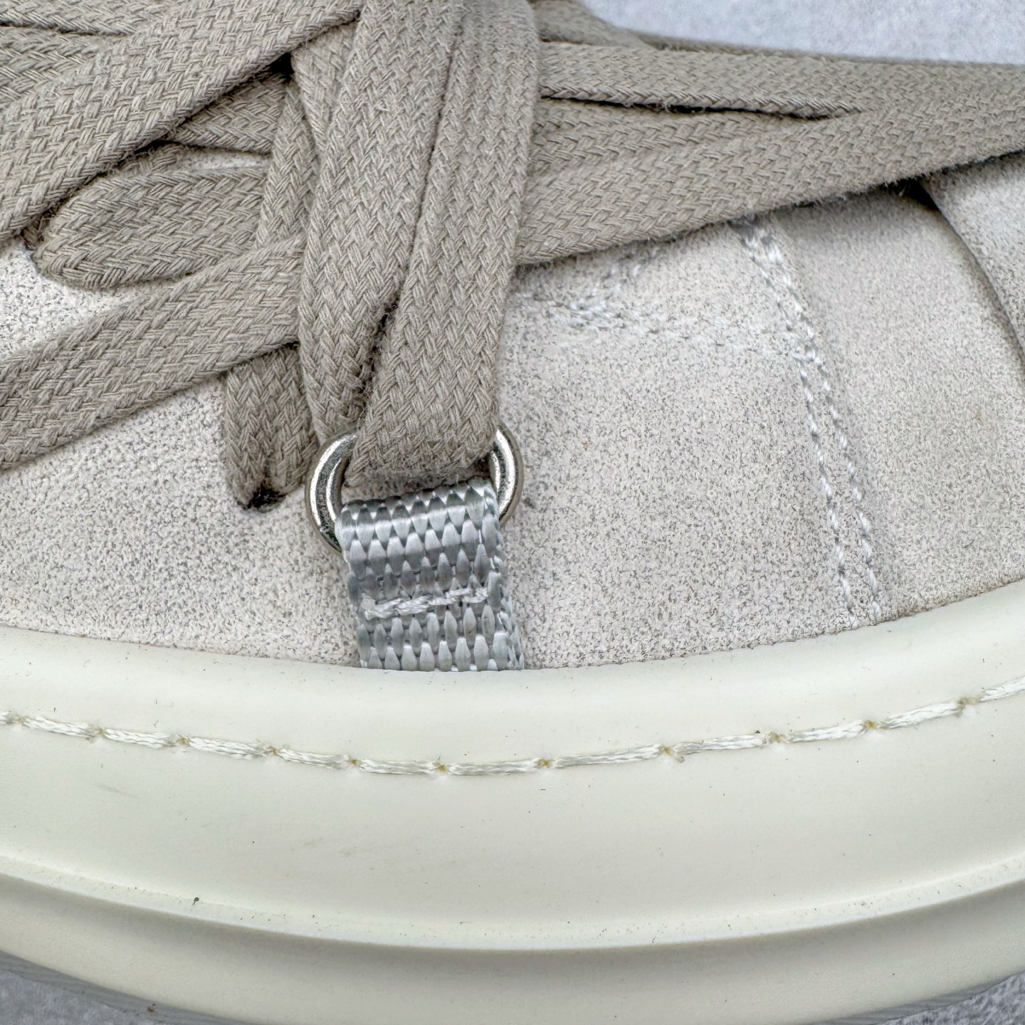 图片[19]-＃GD广顶 Rick Owens Drkshdw 瑞克·欧文斯低帮皮面时尚运动板鞋 绑带浅灰 二级市场已经7K以上 平台客户随意卖四位数 RO广东原厂出品 纯原天花板 原版一比一复刻 冲正绝不翻车 还原度达到百分之98以上 原楦开发纸版版型 ZP拆解原版1：1复模裁片纸版 力求做到0错位 这样才能达到和zp一致的鞋型味道 采用进口cnc数控机床开发对版独家tpu奶香大底 区别于市场所有版本 zp同源全头层粒面小牛皮 达到和zp一致手感 原厂进口细纹布 万邦订购原厂高弹粉红色海绵 内里搭配软质细腻羊皮 TPU高密度大底 软硬度透光度高已经测试和原版一致 尺码：39 40 41 42 43 44 45 46-选品中心