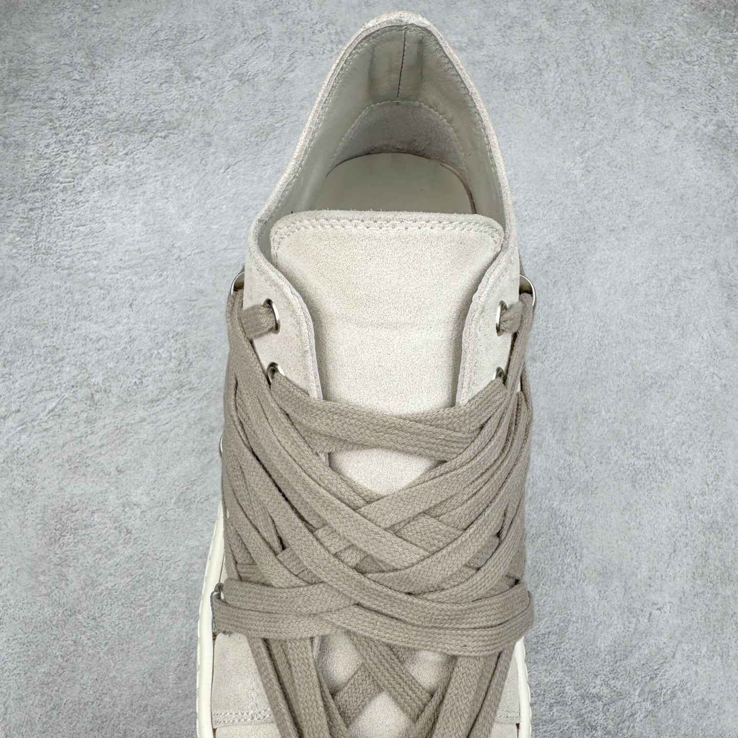 图片[5]-＃GD广顶 Rick Owens Drkshdw 瑞克·欧文斯低帮皮面时尚运动板鞋 绑带浅灰 二级市场已经7K以上 平台客户随意卖四位数 RO广东原厂出品 纯原天花板 原版一比一复刻 冲正绝不翻车 还原度达到百分之98以上 原楦开发纸版版型 ZP拆解原版1：1复模裁片纸版 力求做到0错位 这样才能达到和zp一致的鞋型味道 采用进口cnc数控机床开发对版独家tpu奶香大底 区别于市场所有版本 zp同源全头层粒面小牛皮 达到和zp一致手感 原厂进口细纹布 万邦订购原厂高弹粉红色海绵 内里搭配软质细腻羊皮 TPU高密度大底 软硬度透光度高已经测试和原版一致 尺码：39 40 41 42 43 44 45 46-选品中心