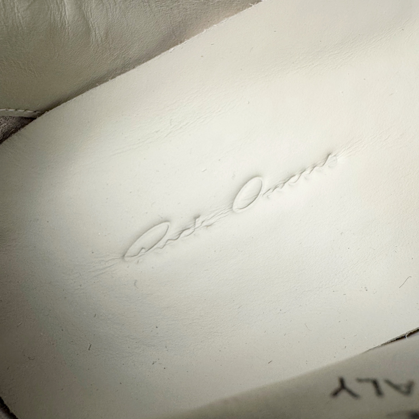 图片[14]-＃GD广顶 Rick Owens Drkshdw 瑞克·欧文斯低帮皮面时尚运动板鞋 绑带浅灰 二级市场已经7K以上 平台客户随意卖四位数 RO广东原厂出品 纯原天花板 原版一比一复刻 冲正绝不翻车 还原度达到百分之98以上 原楦开发纸版版型 ZP拆解原版1：1复模裁片纸版 力求做到0错位 这样才能达到和zp一致的鞋型味道 采用进口cnc数控机床开发对版独家tpu奶香大底 区别于市场所有版本 zp同源全头层粒面小牛皮 达到和zp一致手感 原厂进口细纹布 万邦订购原厂高弹粉红色海绵 内里搭配软质细腻羊皮 TPU高密度大底 软硬度透光度高已经测试和原版一致 尺码：39 40 41 42 43 44 45 46-选品中心