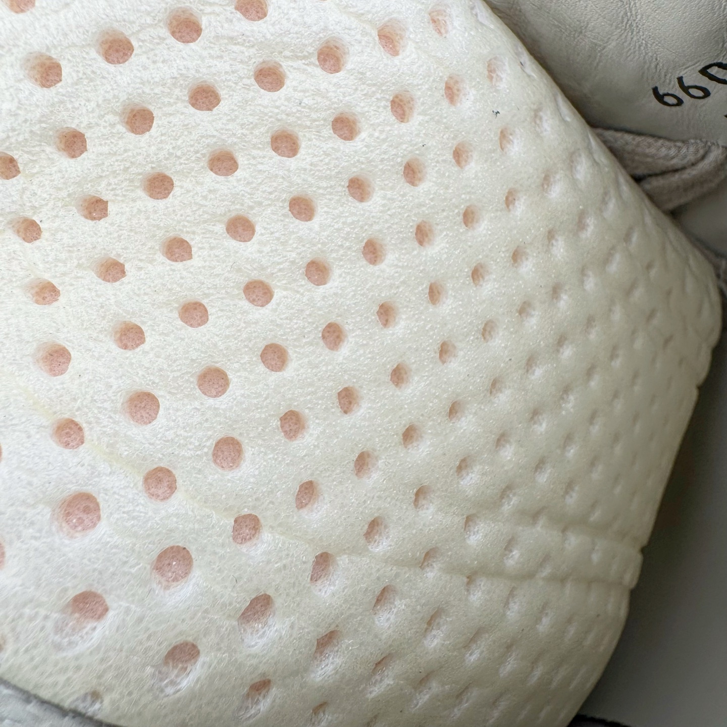 图片[11]-＃GD广顶 Rick Owens Drkshdw 瑞克·欧文斯低帮皮面时尚运动板鞋 绑带浅灰 二级市场已经7K以上 平台客户随意卖四位数 RO广东原厂出品 纯原天花板 原版一比一复刻 冲正绝不翻车 还原度达到百分之98以上 原楦开发纸版版型 ZP拆解原版1：1复模裁片纸版 力求做到0错位 这样才能达到和zp一致的鞋型味道 采用进口cnc数控机床开发对版独家tpu奶香大底 区别于市场所有版本 zp同源全头层粒面小牛皮 达到和zp一致手感 原厂进口细纹布 万邦订购原厂高弹粉红色海绵 内里搭配软质细腻羊皮 TPU高密度大底 软硬度透光度高已经测试和原版一致 尺码：39 40 41 42 43 44 45 46-选品中心