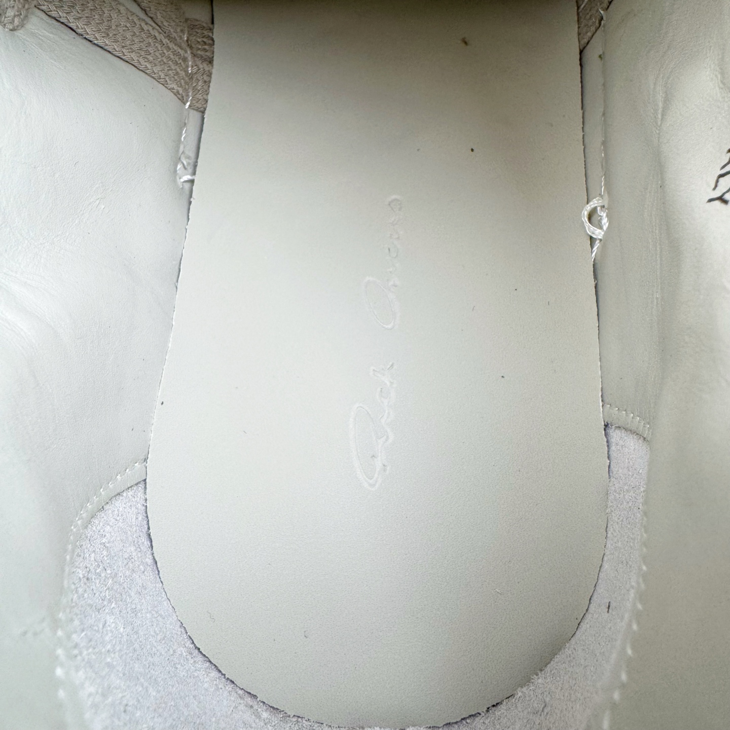 图片[20]-＃GD广顶 Rick Owens Drkshdw 瑞克·欧文斯低帮皮面时尚运动板鞋 绑带浅灰 二级市场已经7K以上 平台客户随意卖四位数 RO广东原厂出品 纯原天花板 原版一比一复刻 冲正绝不翻车 还原度达到百分之98以上 原楦开发纸版版型 ZP拆解原版1：1复模裁片纸版 力求做到0错位 这样才能达到和zp一致的鞋型味道 采用进口cnc数控机床开发对版独家tpu奶香大底 区别于市场所有版本 zp同源全头层粒面小牛皮 达到和zp一致手感 原厂进口细纹布 万邦订购原厂高弹粉红色海绵 内里搭配软质细腻羊皮 TPU高密度大底 软硬度透光度高已经测试和原版一致 尺码：39 40 41 42 43 44 45 46-选品中心