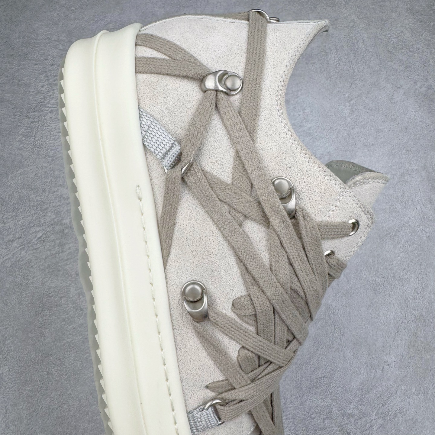 图片[7]-＃GD广顶 Rick Owens Drkshdw 瑞克·欧文斯低帮皮面时尚运动板鞋 绑带浅灰 二级市场已经7K以上 平台客户随意卖四位数 RO广东原厂出品 纯原天花板 原版一比一复刻 冲正绝不翻车 还原度达到百分之98以上 原楦开发纸版版型 ZP拆解原版1：1复模裁片纸版 力求做到0错位 这样才能达到和zp一致的鞋型味道 采用进口cnc数控机床开发对版独家tpu奶香大底 区别于市场所有版本 zp同源全头层粒面小牛皮 达到和zp一致手感 原厂进口细纹布 万邦订购原厂高弹粉红色海绵 内里搭配软质细腻羊皮 TPU高密度大底 软硬度透光度高已经测试和原版一致 尺码：39 40 41 42 43 44 45 46-选品中心