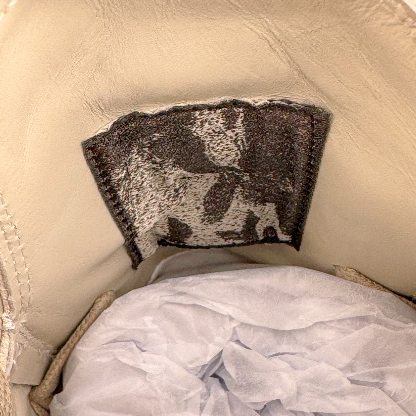 图片[13]-＃GD广顶 Rick Owens Drkshdw 瑞克·欧文斯低帮皮面时尚运动板鞋 绑带浅灰 二级市场已经7K以上 平台客户随意卖四位数 RO广东原厂出品 纯原天花板 原版一比一复刻 冲正绝不翻车 还原度达到百分之98以上 原楦开发纸版版型 ZP拆解原版1：1复模裁片纸版 力求做到0错位 这样才能达到和zp一致的鞋型味道 采用进口cnc数控机床开发对版独家tpu奶香大底 区别于市场所有版本 zp同源全头层粒面小牛皮 达到和zp一致手感 原厂进口细纹布 万邦订购原厂高弹粉红色海绵 内里搭配软质细腻羊皮 TPU高密度大底 软硬度透光度高已经测试和原版一致 尺码：39 40 41 42 43 44 45 46-选品中心