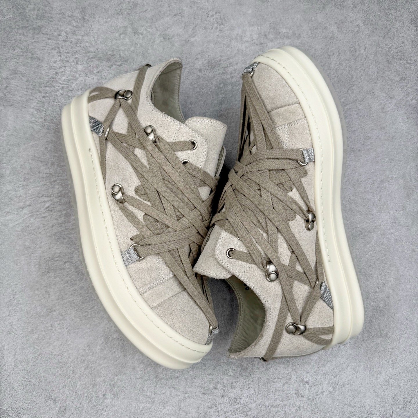 图片[3]-＃GD广顶 Rick Owens Drkshdw 瑞克·欧文斯低帮皮面时尚运动板鞋 绑带浅灰 二级市场已经7K以上 平台客户随意卖四位数 RO广东原厂出品 纯原天花板 原版一比一复刻 冲正绝不翻车 还原度达到百分之98以上 原楦开发纸版版型 ZP拆解原版1：1复模裁片纸版 力求做到0错位 这样才能达到和zp一致的鞋型味道 采用进口cnc数控机床开发对版独家tpu奶香大底 区别于市场所有版本 zp同源全头层粒面小牛皮 达到和zp一致手感 原厂进口细纹布 万邦订购原厂高弹粉红色海绵 内里搭配软质细腻羊皮 TPU高密度大底 软硬度透光度高已经测试和原版一致 尺码：39 40 41 42 43 44 45 46-选品中心