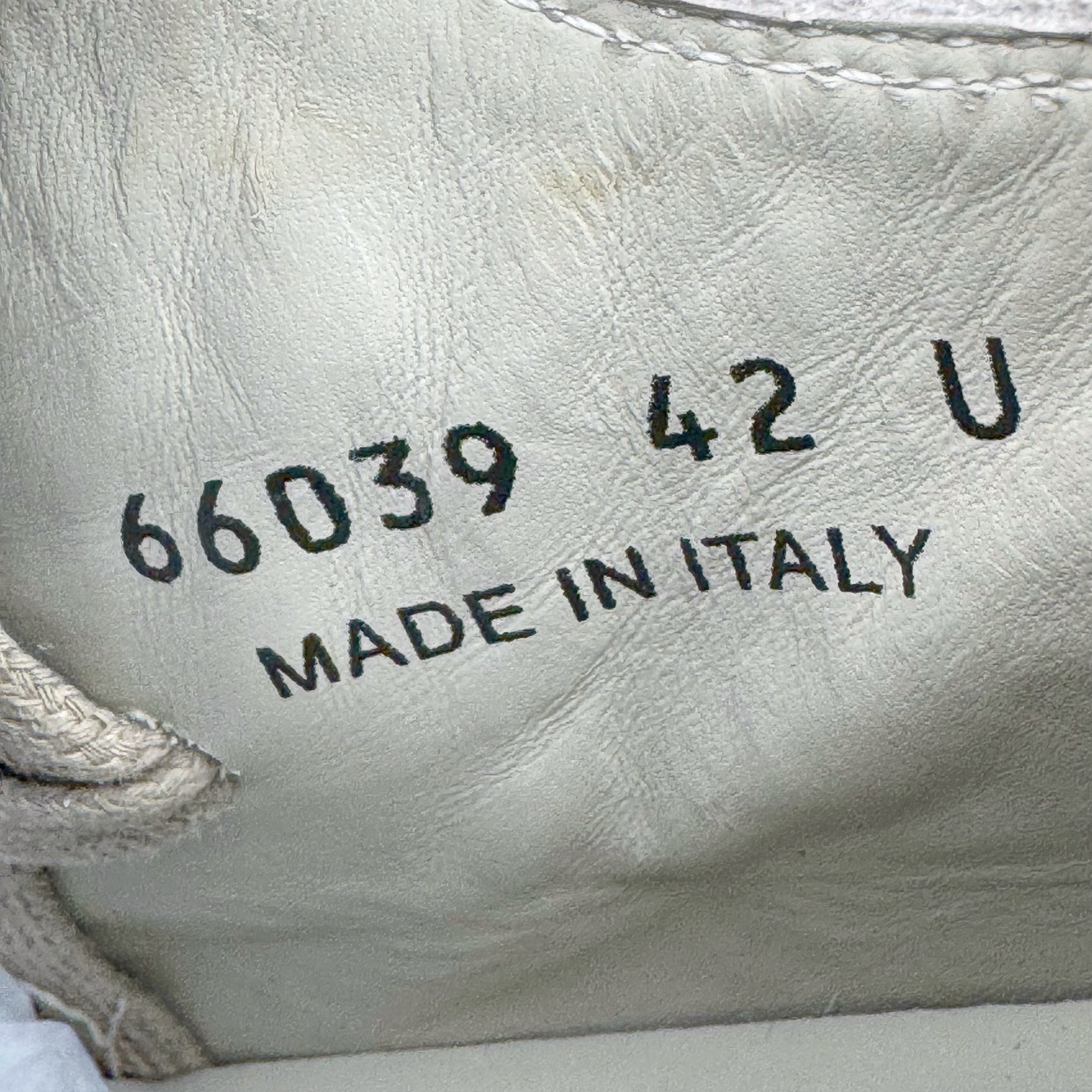 图片[12]-＃GD广顶 Rick Owens Drkshdw 瑞克·欧文斯低帮皮面时尚运动板鞋 绑带浅灰 二级市场已经7K以上 平台客户随意卖四位数 RO广东原厂出品 纯原天花板 原版一比一复刻 冲正绝不翻车 还原度达到百分之98以上 原楦开发纸版版型 ZP拆解原版1：1复模裁片纸版 力求做到0错位 这样才能达到和zp一致的鞋型味道 采用进口cnc数控机床开发对版独家tpu奶香大底 区别于市场所有版本 zp同源全头层粒面小牛皮 达到和zp一致手感 原厂进口细纹布 万邦订购原厂高弹粉红色海绵 内里搭配软质细腻羊皮 TPU高密度大底 软硬度透光度高已经测试和原版一致 尺码：39 40 41 42 43 44 45 46-选品中心