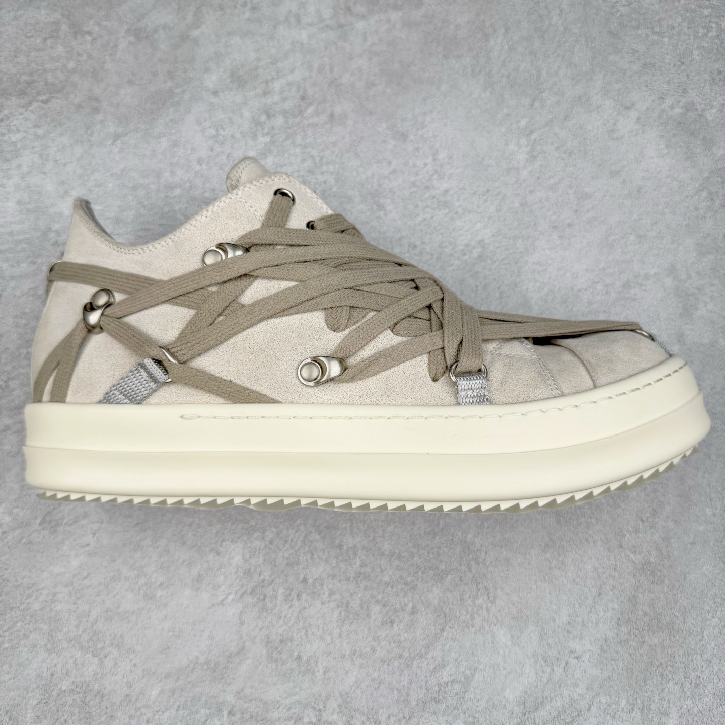 ＃GD广顶 Rick Owens Drkshdw 瑞克·欧文斯低帮皮面时尚运动板鞋 绑带浅灰 二级市场已经7K以上 平台客户随意卖四位数 RO广东原厂出品 纯原天花板 原版一比一复刻 冲正绝不翻车 还原度达到百分之98以上 原楦开发纸版版型 ZP拆解原版1：1复模裁片纸版 力求做到0错位 这样才能达到和zp一致的鞋型味道 采用进口cnc数控机床开发对版独家tpu奶香大底 区别于市场所有版本 zp同源全头层粒面小牛皮 达到和zp一致手感 原厂进口细纹布 万邦订购原厂高弹粉红色海绵 内里搭配软质细腻羊皮 TPU高密度大底 软硬度透光度高已经测试和原版一致 尺码：39 40 41 42 43 44 45 46-选品中心