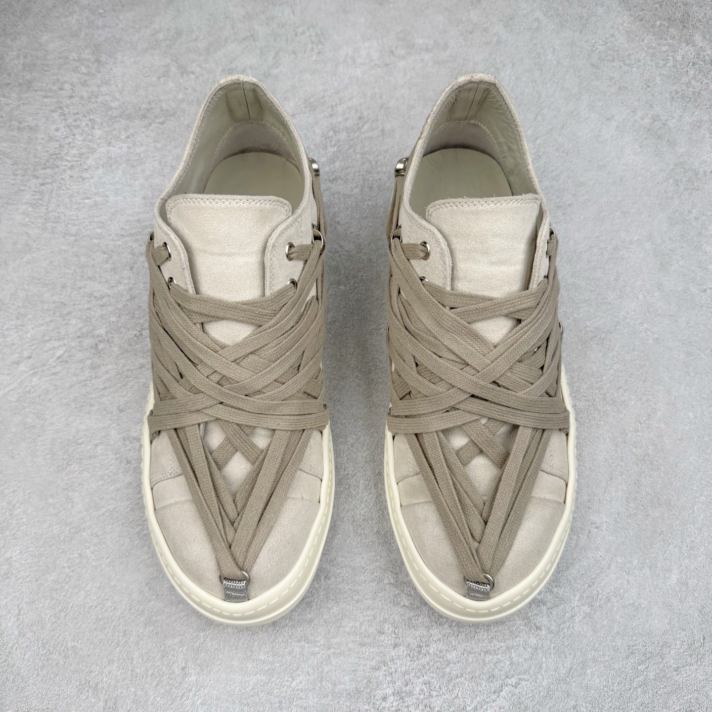 图片[2]-＃GD广顶 Rick Owens Drkshdw 瑞克·欧文斯低帮皮面时尚运动板鞋 绑带浅灰 二级市场已经7K以上 平台客户随意卖四位数 RO广东原厂出品 纯原天花板 原版一比一复刻 冲正绝不翻车 还原度达到百分之98以上 原楦开发纸版版型 ZP拆解原版1：1复模裁片纸版 力求做到0错位 这样才能达到和zp一致的鞋型味道 采用进口cnc数控机床开发对版独家tpu奶香大底 区别于市场所有版本 zp同源全头层粒面小牛皮 达到和zp一致手感 原厂进口细纹布 万邦订购原厂高弹粉红色海绵 内里搭配软质细腻羊皮 TPU高密度大底 软硬度透光度高已经测试和原版一致 尺码：39 40 41 42 43 44 45 46-选品中心