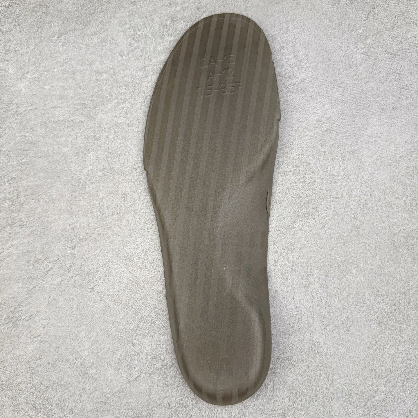 图片[21]-NK Air Foamposite One 冰蓝喷 HJ6014-400 莞产原底面 公司渠道同模具 鞋型发泡360度无死角 双层Zoom气垫植入 中底完美注胶 搭载原厂碳纤维材质 诞生于1997年的NK Air Foamposite系列可以说是整个球鞋历史上最为经典的系列之一 也就是我们常说的“喷”和“泡” 其中“喷”由Foamposite One代言人Penny的英文音译而来 而“泡”则来源于另一款鞋型 Foamposite Pro中\\\”pro\\\”的音译 在诞生初期 由于高昂的造价以及超前的外形 Foamposite系列的反对者不在少数 甚至有人认为这款鞋会毁掉整个球鞋行业 但事实证明这双灵感来自于甲虫 自带“黑科技”鞋面以及双层Zoom+大块碳板的太空球鞋不仅受到了大众的接受与追捧 并且成功的影响了篮球鞋的发展 尺码：38.5 39 40 40.5 41 42 42.5 43 44 44.5 45 46-选品中心