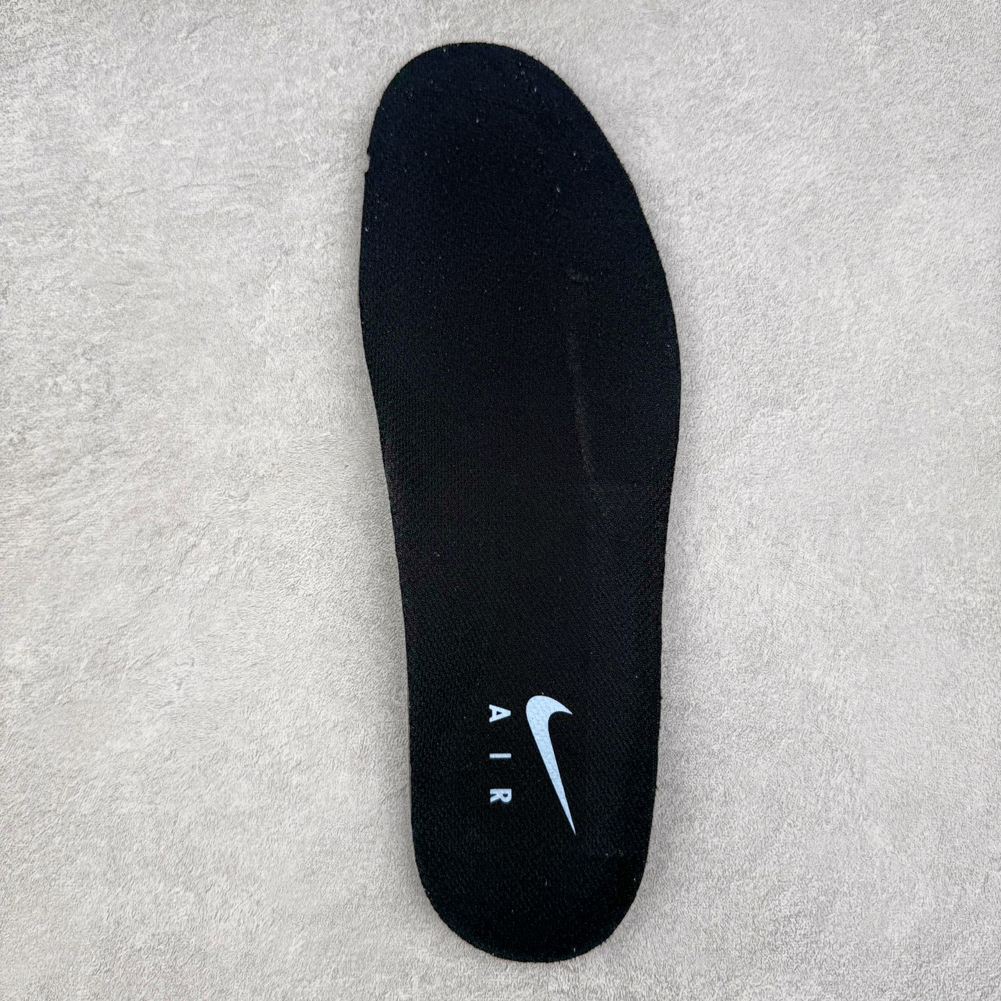 图片[20]-NK Air Foamposite One 冰蓝喷 HJ6014-400 莞产原底面 公司渠道同模具 鞋型发泡360度无死角 双层Zoom气垫植入 中底完美注胶 搭载原厂碳纤维材质 诞生于1997年的NK Air Foamposite系列可以说是整个球鞋历史上最为经典的系列之一 也就是我们常说的“喷”和“泡” 其中“喷”由Foamposite One代言人Penny的英文音译而来 而“泡”则来源于另一款鞋型 Foamposite Pro中\\\”pro\\\”的音译 在诞生初期 由于高昂的造价以及超前的外形 Foamposite系列的反对者不在少数 甚至有人认为这款鞋会毁掉整个球鞋行业 但事实证明这双灵感来自于甲虫 自带“黑科技”鞋面以及双层Zoom+大块碳板的太空球鞋不仅受到了大众的接受与追捧 并且成功的影响了篮球鞋的发展 尺码：38.5 39 40 40.5 41 42 42.5 43 44 44.5 45 46-选品中心