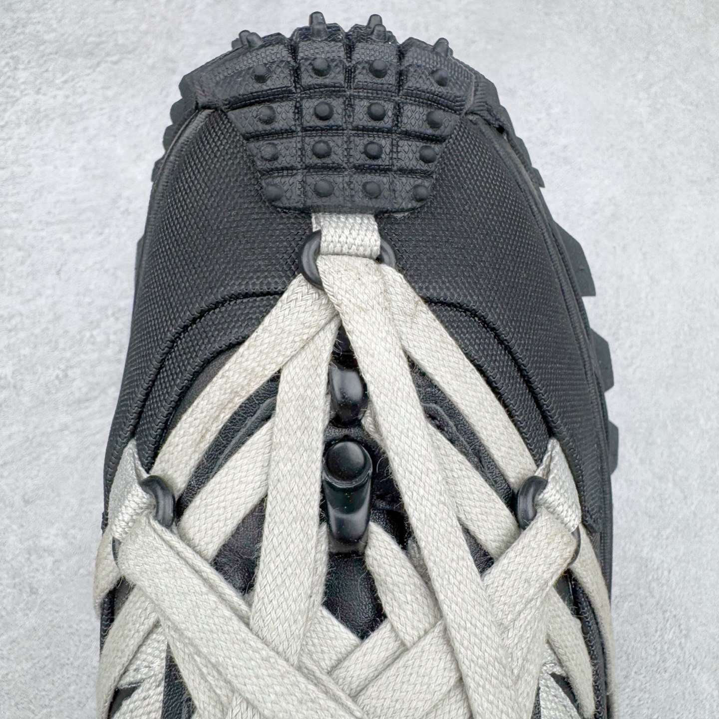 图片[18]-＃GD广顶 Moncler Trailgrip Gore-Tex 蒙口越野旅行系列低帮厚底轻量户外登山运动鞋 盟可睐MONCLER TRAILGRIP 鞋履新季系列 前卫设计碰撞实用科技 轻盈面料无惧炎热夏季 Trailgrip运动鞋作为盟可睐Moncler的秋冬新作横空出世 融蕴品牌山地基因 运用科技前沿技术 征服野外复杂地形 醒目的胎纹设计搭配弧形橡胶鞋头 确保经久耐穿 为山野探险与都市畅游提供高效防护 Trailgrip 2023春夏系列将在既有的实用性基础之上 推出全新配色 并采用更轻材质 尺码：36 37 38 39 40 41 42 43 44 45-选品中心