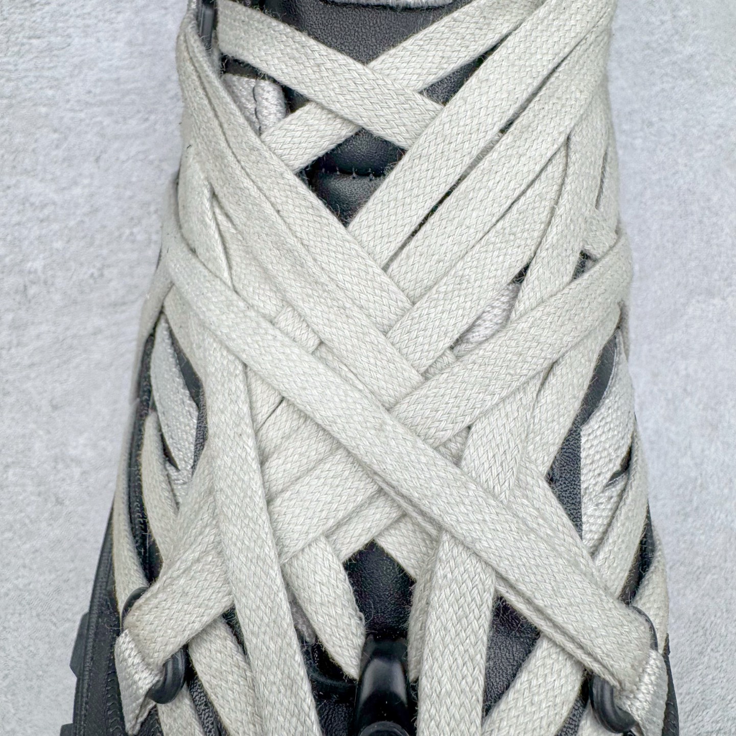 图片[17]-＃GD广顶 Moncler Trailgrip Gore-Tex 蒙口越野旅行系列低帮厚底轻量户外登山运动鞋 盟可睐MONCLER TRAILGRIP 鞋履新季系列 前卫设计碰撞实用科技 轻盈面料无惧炎热夏季 Trailgrip运动鞋作为盟可睐Moncler的秋冬新作横空出世 融蕴品牌山地基因 运用科技前沿技术 征服野外复杂地形 醒目的胎纹设计搭配弧形橡胶鞋头 确保经久耐穿 为山野探险与都市畅游提供高效防护 Trailgrip 2023春夏系列将在既有的实用性基础之上 推出全新配色 并采用更轻材质 尺码：36 37 38 39 40 41 42 43 44 45-选品中心