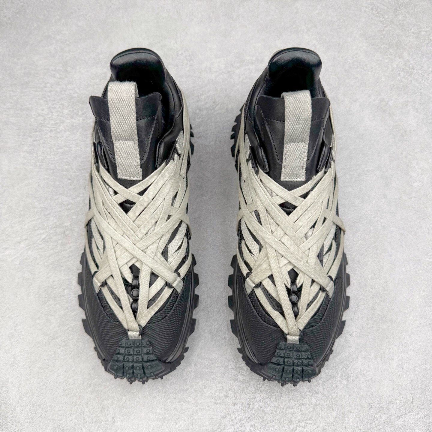 图片[2]-＃GD广顶 Moncler Trailgrip Gore-Tex 蒙口越野旅行系列低帮厚底轻量户外登山运动鞋 盟可睐MONCLER TRAILGRIP 鞋履新季系列 前卫设计碰撞实用科技 轻盈面料无惧炎热夏季 Trailgrip运动鞋作为盟可睐Moncler的秋冬新作横空出世 融蕴品牌山地基因 运用科技前沿技术 征服野外复杂地形 醒目的胎纹设计搭配弧形橡胶鞋头 确保经久耐穿 为山野探险与都市畅游提供高效防护 Trailgrip 2023春夏系列将在既有的实用性基础之上 推出全新配色 并采用更轻材质 尺码：36 37 38 39 40 41 42 43 44 45-选品中心