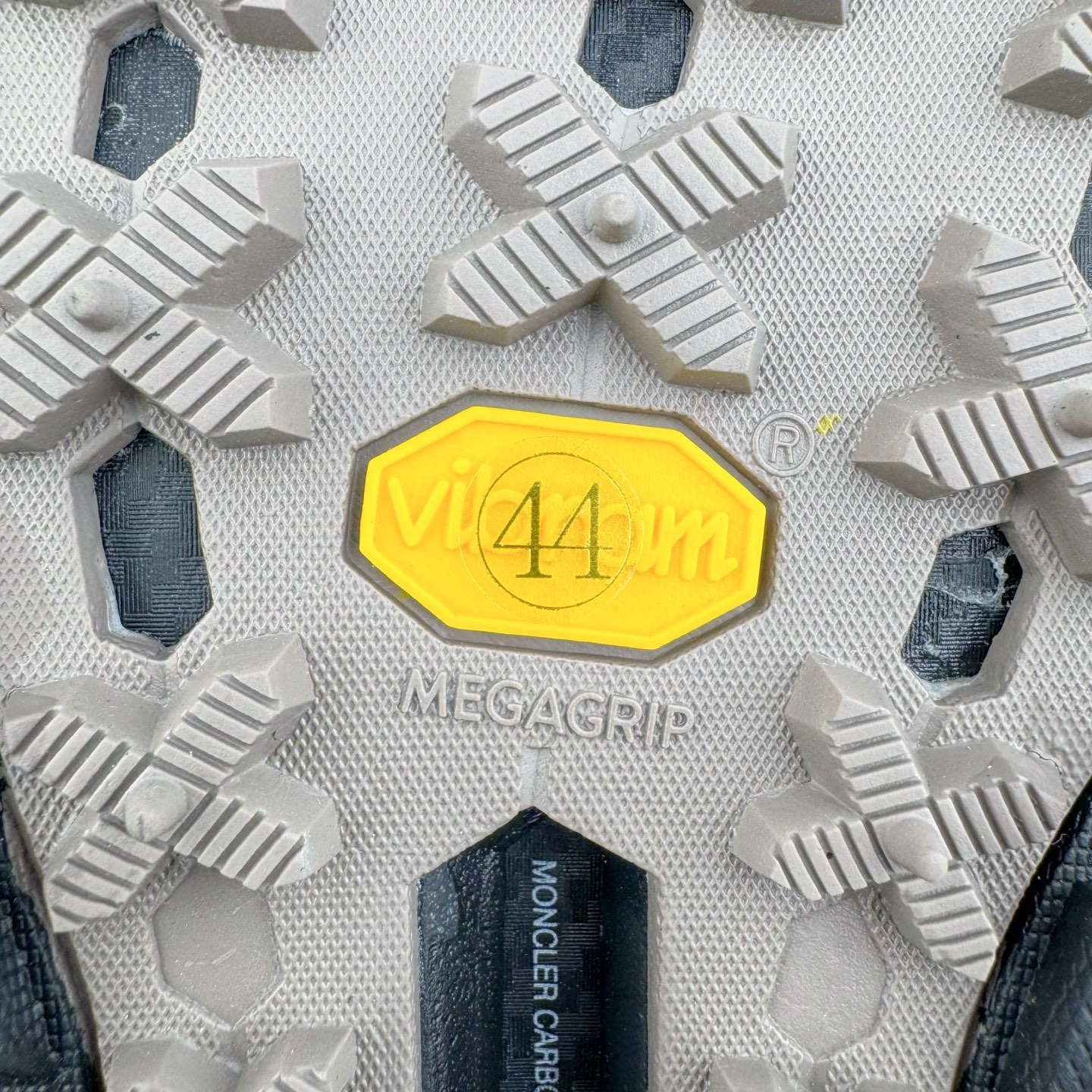 图片[11]-＃GD广顶 Moncler Trailgrip Gore-Tex 蒙口越野旅行系列低帮厚底轻量户外登山运动鞋 盟可睐MONCLER TRAILGRIP 鞋履新季系列 前卫设计碰撞实用科技 轻盈面料无惧炎热夏季 Trailgrip运动鞋作为盟可睐Moncler的秋冬新作横空出世 融蕴品牌山地基因 运用科技前沿技术 征服野外复杂地形 醒目的胎纹设计搭配弧形橡胶鞋头 确保经久耐穿 为山野探险与都市畅游提供高效防护 Trailgrip 2023春夏系列将在既有的实用性基础之上 推出全新配色 并采用更轻材质 尺码：36 37 38 39 40 41 42 43 44 45-选品中心