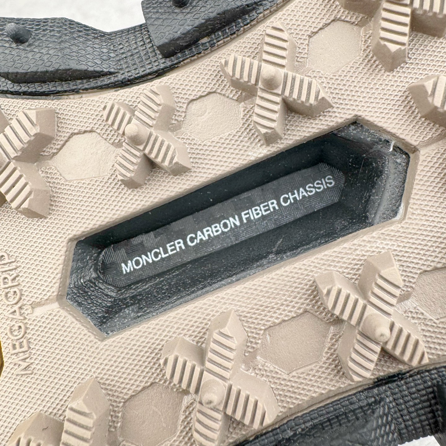 图片[12]-＃GD广顶 Moncler Trailgrip Gore-Tex 蒙口越野旅行系列低帮厚底轻量户外登山运动鞋 盟可睐MONCLER TRAILGRIP 鞋履新季系列 前卫设计碰撞实用科技 轻盈面料无惧炎热夏季 Trailgrip运动鞋作为盟可睐Moncler的秋冬新作横空出世 融蕴品牌山地基因 运用科技前沿技术 征服野外复杂地形 醒目的胎纹设计搭配弧形橡胶鞋头 确保经久耐穿 为山野探险与都市畅游提供高效防护 Trailgrip 2023春夏系列将在既有的实用性基础之上 推出全新配色 并采用更轻材质 尺码：36 37 38 39 40 41 42 43 44 45-选品中心