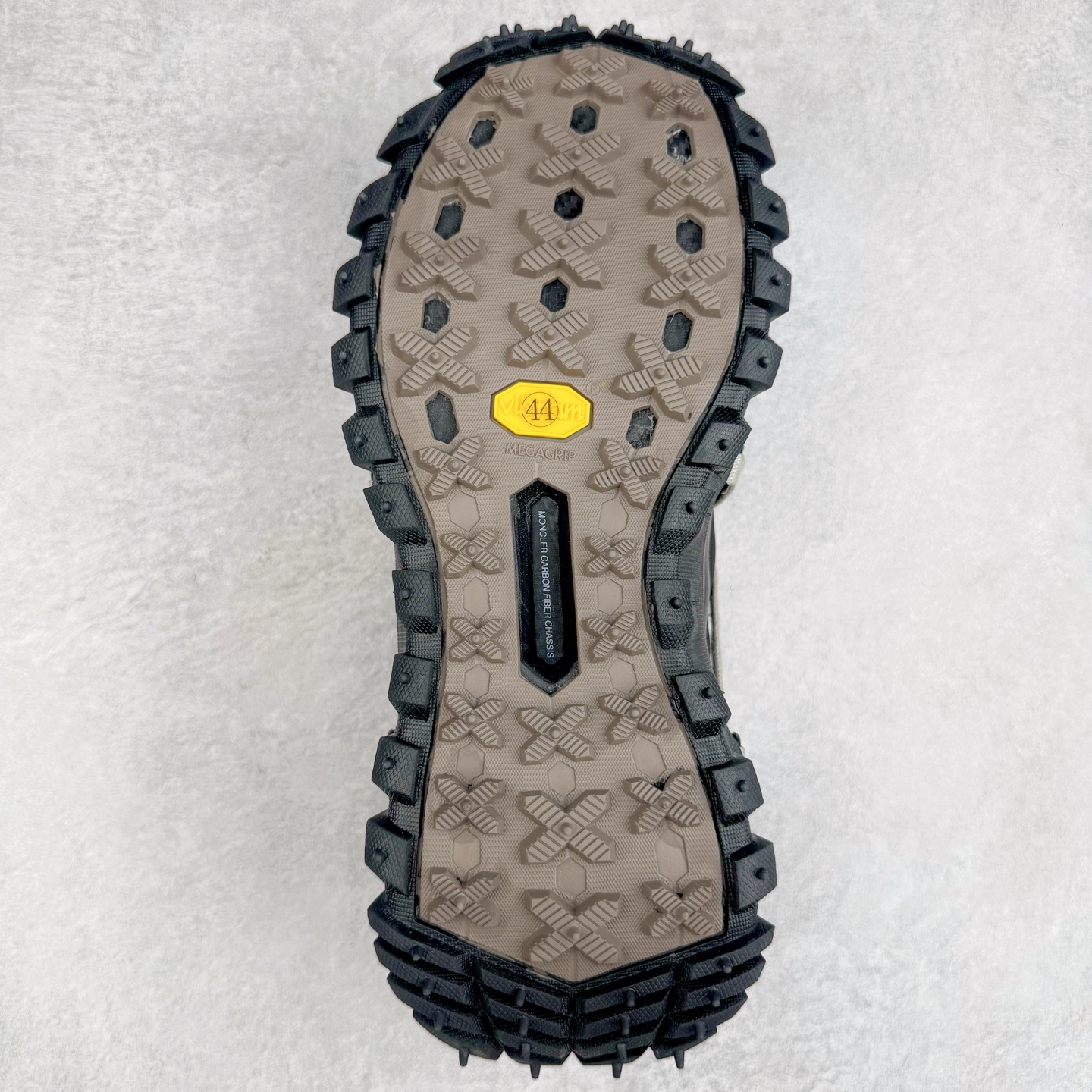 图片[9]-＃GD广顶 Moncler Trailgrip Gore-Tex 蒙口越野旅行系列低帮厚底轻量户外登山运动鞋 盟可睐MONCLER TRAILGRIP 鞋履新季系列 前卫设计碰撞实用科技 轻盈面料无惧炎热夏季 Trailgrip运动鞋作为盟可睐Moncler的秋冬新作横空出世 融蕴品牌山地基因 运用科技前沿技术 征服野外复杂地形 醒目的胎纹设计搭配弧形橡胶鞋头 确保经久耐穿 为山野探险与都市畅游提供高效防护 Trailgrip 2023春夏系列将在既有的实用性基础之上 推出全新配色 并采用更轻材质 尺码：36 37 38 39 40 41 42 43 44 45-选品中心