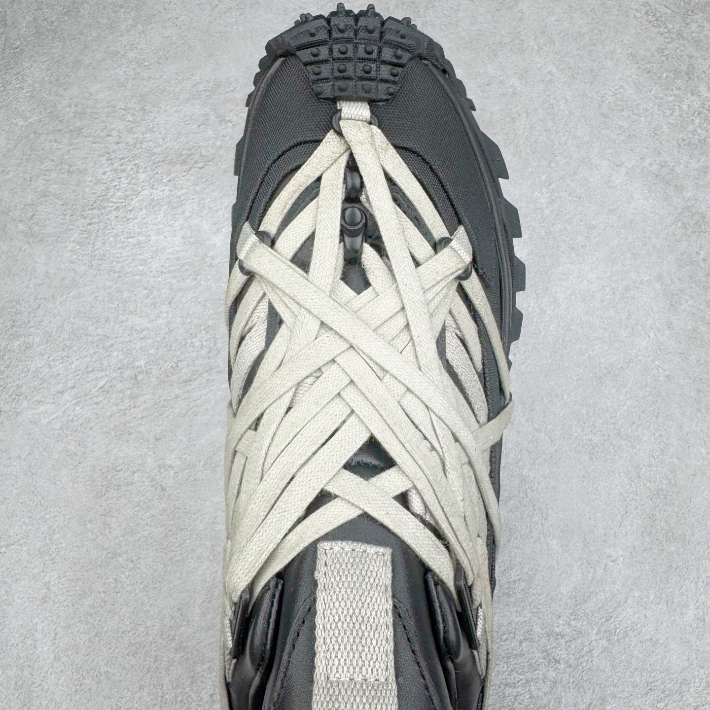 图片[4]-＃GD广顶 Moncler Trailgrip Gore-Tex 蒙口越野旅行系列低帮厚底轻量户外登山运动鞋 盟可睐MONCLER TRAILGRIP 鞋履新季系列 前卫设计碰撞实用科技 轻盈面料无惧炎热夏季 Trailgrip运动鞋作为盟可睐Moncler的秋冬新作横空出世 融蕴品牌山地基因 运用科技前沿技术 征服野外复杂地形 醒目的胎纹设计搭配弧形橡胶鞋头 确保经久耐穿 为山野探险与都市畅游提供高效防护 Trailgrip 2023春夏系列将在既有的实用性基础之上 推出全新配色 并采用更轻材质 尺码：36 37 38 39 40 41 42 43 44 45-选品中心