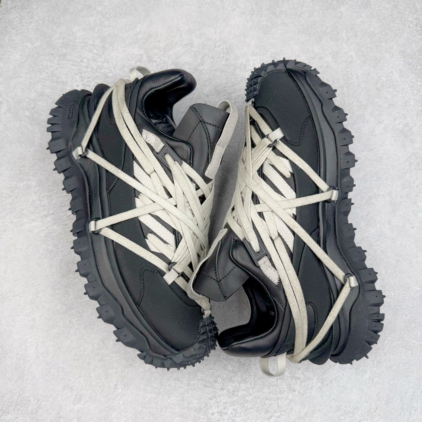 图片[3]-＃GD广顶 Moncler Trailgrip Gore-Tex 蒙口越野旅行系列低帮厚底轻量户外登山运动鞋 盟可睐MONCLER TRAILGRIP 鞋履新季系列 前卫设计碰撞实用科技 轻盈面料无惧炎热夏季 Trailgrip运动鞋作为盟可睐Moncler的秋冬新作横空出世 融蕴品牌山地基因 运用科技前沿技术 征服野外复杂地形 醒目的胎纹设计搭配弧形橡胶鞋头 确保经久耐穿 为山野探险与都市畅游提供高效防护 Trailgrip 2023春夏系列将在既有的实用性基础之上 推出全新配色 并采用更轻材质 尺码：36 37 38 39 40 41 42 43 44 45-选品中心