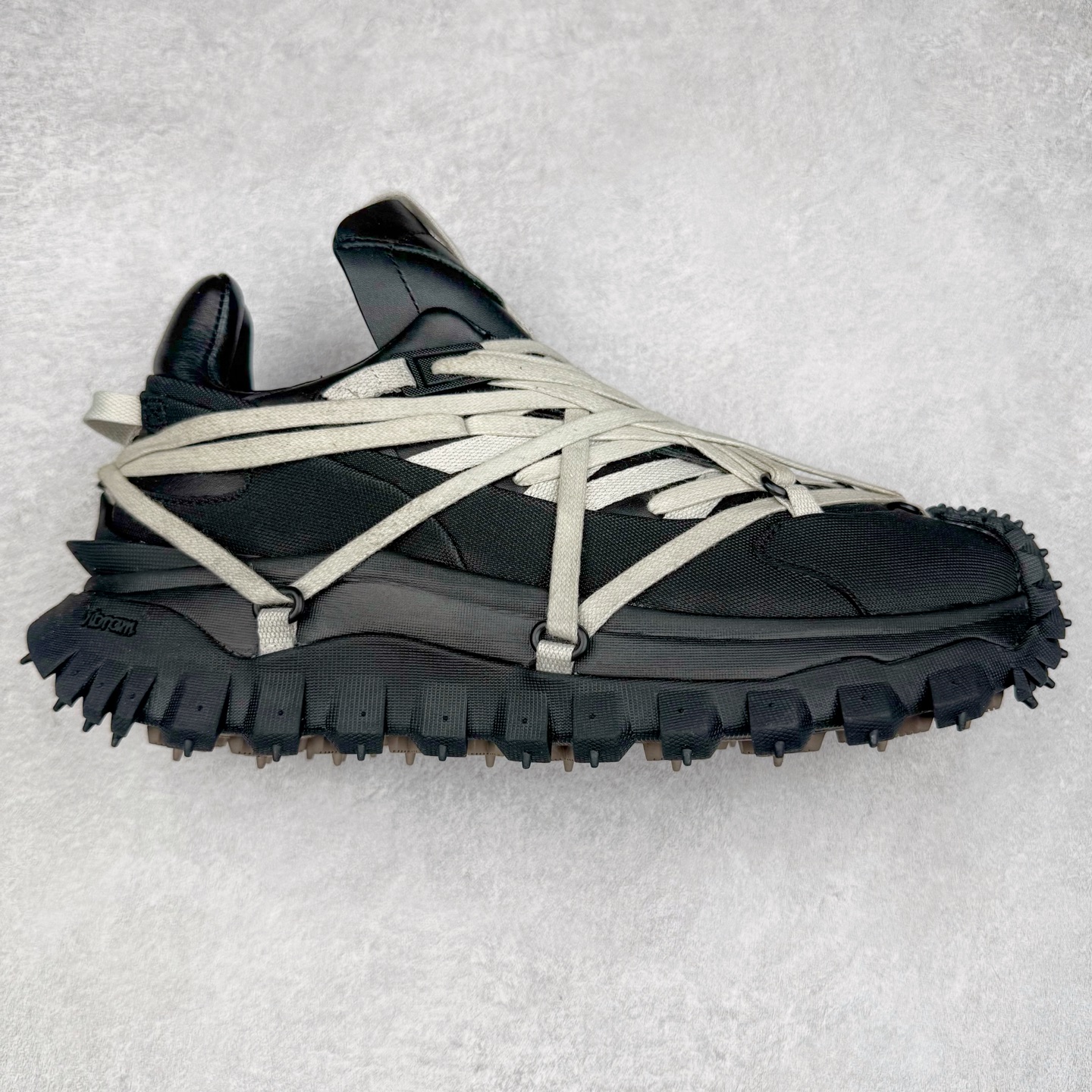 ＃GD广顶 Moncler Trailgrip Gore-Tex 蒙口越野旅行系列低帮厚底轻量户外登山运动鞋 盟可睐MONCLER TRAILGRIP 鞋履新季系列 前卫设计碰撞实用科技 轻盈面料无惧炎热夏季 Trailgrip运动鞋作为盟可睐Moncler的秋冬新作横空出世 融蕴品牌山地基因 运用科技前沿技术 征服野外复杂地形 醒目的胎纹设计搭配弧形橡胶鞋头 确保经久耐穿 为山野探险与都市畅游提供高效防护 Trailgrip 2023春夏系列将在既有的实用性基础之上 推出全新配色 并采用更轻材质 尺码：36 37 38 39 40 41 42 43 44 45-选品中心