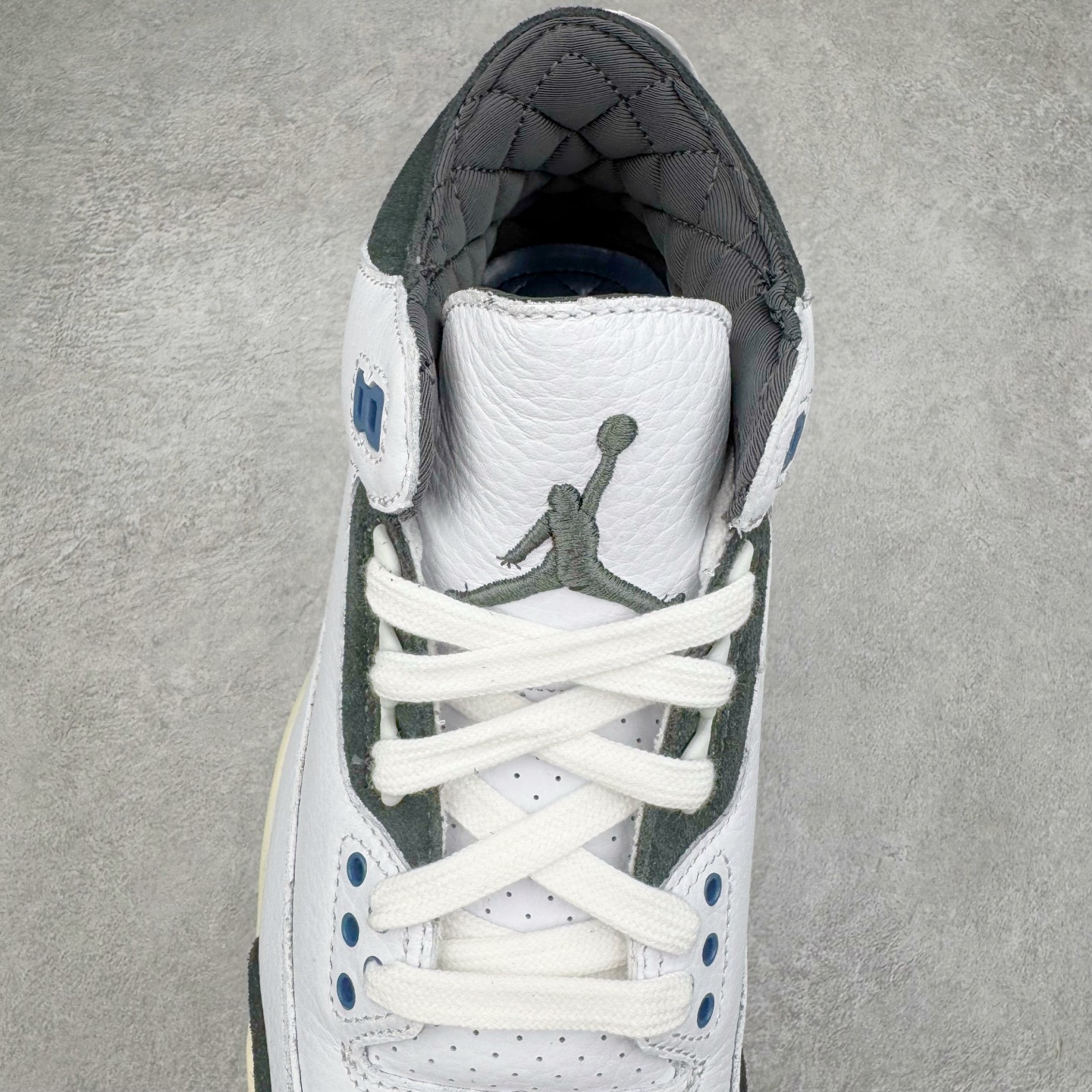 图片[5]-＃Lw纯原 A Ma Maniére x Air Jordan AJ3 Retro AMM联名白蓝 HV8571-100 圈内最强三代系列 匠心打造 开发时长超过半年 目前可过各类鉴定或无法鉴定 裸鞋随便操作 全套原纸板楦头开发 原厂大底磨具加持立体防滑纹理 原装可视Air Sole气垫 原汁原味最完美的三代版型 唯一正确鞋头趴度弧度高度鞋身腰线 原厂TPU彩虹扎染后跟饰片 正确内里反口里网布 皮料菱角分明不变形无多余毛边 广东原厂zp同批次手工大底描漆拉丝 市场唯一原厂鞋扣模具 原厂织唛标 原厂飞人电绣工艺 尾指中部跳三针 独家绑鞋带手法 印刷中底布 四线拉帮 米色美纹纸贴合固定 进口港宝加持 后跟自然饱满 全鞋荧光划线卡点 追求极致完美 每一双都是工艺品 多重QC质检 超越公司货的品控标准 实实在在的免检产品 尺码：36 36.5 37.5 38 38.5 39 40 40.5 41 42 42.5 43 44 44.5 45 45.5 46 47.5 48.5-选品中心