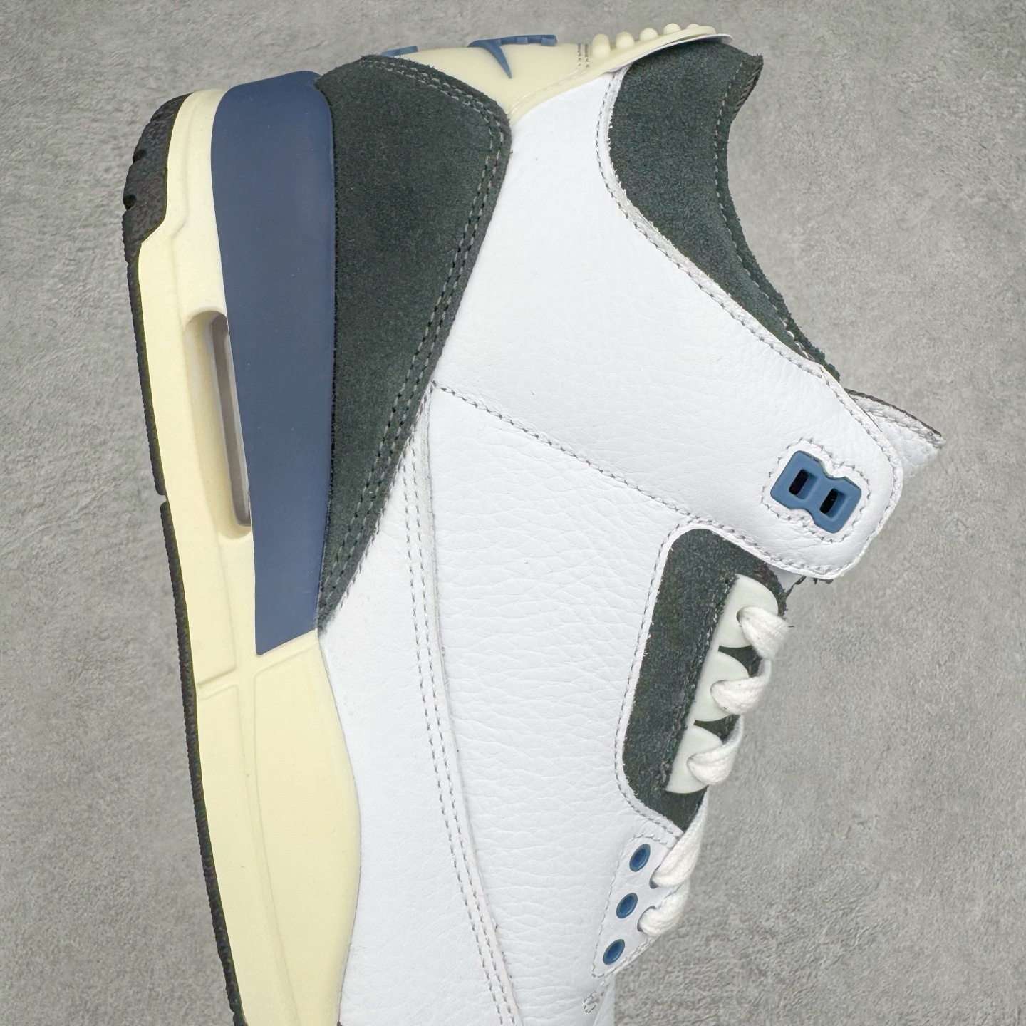 图片[6]-＃Lw纯原 A Ma Maniére x Air Jordan AJ3 Retro AMM联名白蓝 HV8571-100 圈内最强三代系列 匠心打造 开发时长超过半年 目前可过各类鉴定或无法鉴定 裸鞋随便操作 全套原纸板楦头开发 原厂大底磨具加持立体防滑纹理 原装可视Air Sole气垫 原汁原味最完美的三代版型 唯一正确鞋头趴度弧度高度鞋身腰线 原厂TPU彩虹扎染后跟饰片 正确内里反口里网布 皮料菱角分明不变形无多余毛边 广东原厂zp同批次手工大底描漆拉丝 市场唯一原厂鞋扣模具 原厂织唛标 原厂飞人电绣工艺 尾指中部跳三针 独家绑鞋带手法 印刷中底布 四线拉帮 米色美纹纸贴合固定 进口港宝加持 后跟自然饱满 全鞋荧光划线卡点 追求极致完美 每一双都是工艺品 多重QC质检 超越公司货的品控标准 实实在在的免检产品 尺码：36 36.5 37.5 38 38.5 39 40 40.5 41 42 42.5 43 44 44.5 45 45.5 46 47.5 48.5-选品中心