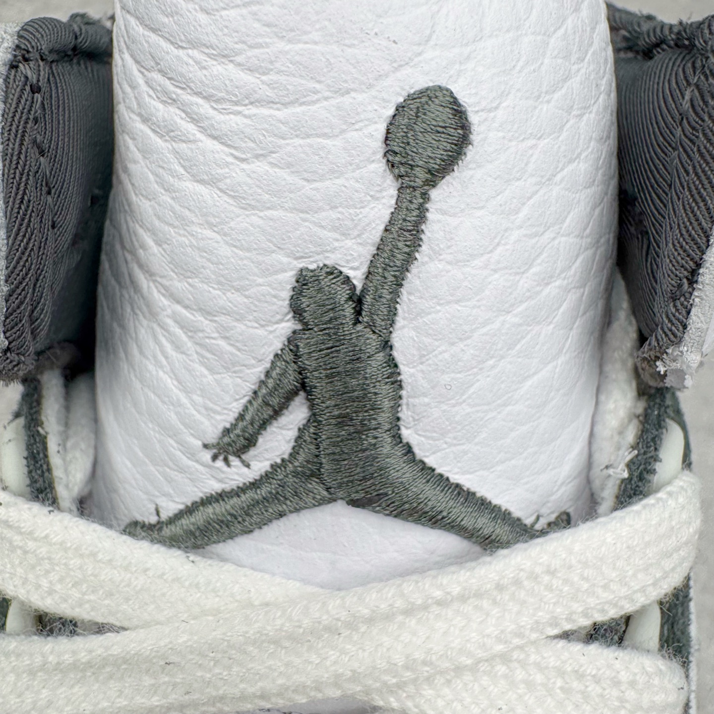 图片[16]-＃Lw纯原 A Ma Maniére x Air Jordan AJ3 Retro AMM联名白蓝 HV8571-100 圈内最强三代系列 匠心打造 开发时长超过半年 目前可过各类鉴定或无法鉴定 裸鞋随便操作 全套原纸板楦头开发 原厂大底磨具加持立体防滑纹理 原装可视Air Sole气垫 原汁原味最完美的三代版型 唯一正确鞋头趴度弧度高度鞋身腰线 原厂TPU彩虹扎染后跟饰片 正确内里反口里网布 皮料菱角分明不变形无多余毛边 广东原厂zp同批次手工大底描漆拉丝 市场唯一原厂鞋扣模具 原厂织唛标 原厂飞人电绣工艺 尾指中部跳三针 独家绑鞋带手法 印刷中底布 四线拉帮 米色美纹纸贴合固定 进口港宝加持 后跟自然饱满 全鞋荧光划线卡点 追求极致完美 每一双都是工艺品 多重QC质检 超越公司货的品控标准 实实在在的免检产品 尺码：36 36.5 37.5 38 38.5 39 40 40.5 41 42 42.5 43 44 44.5 45 45.5 46 47.5 48.5-选品中心