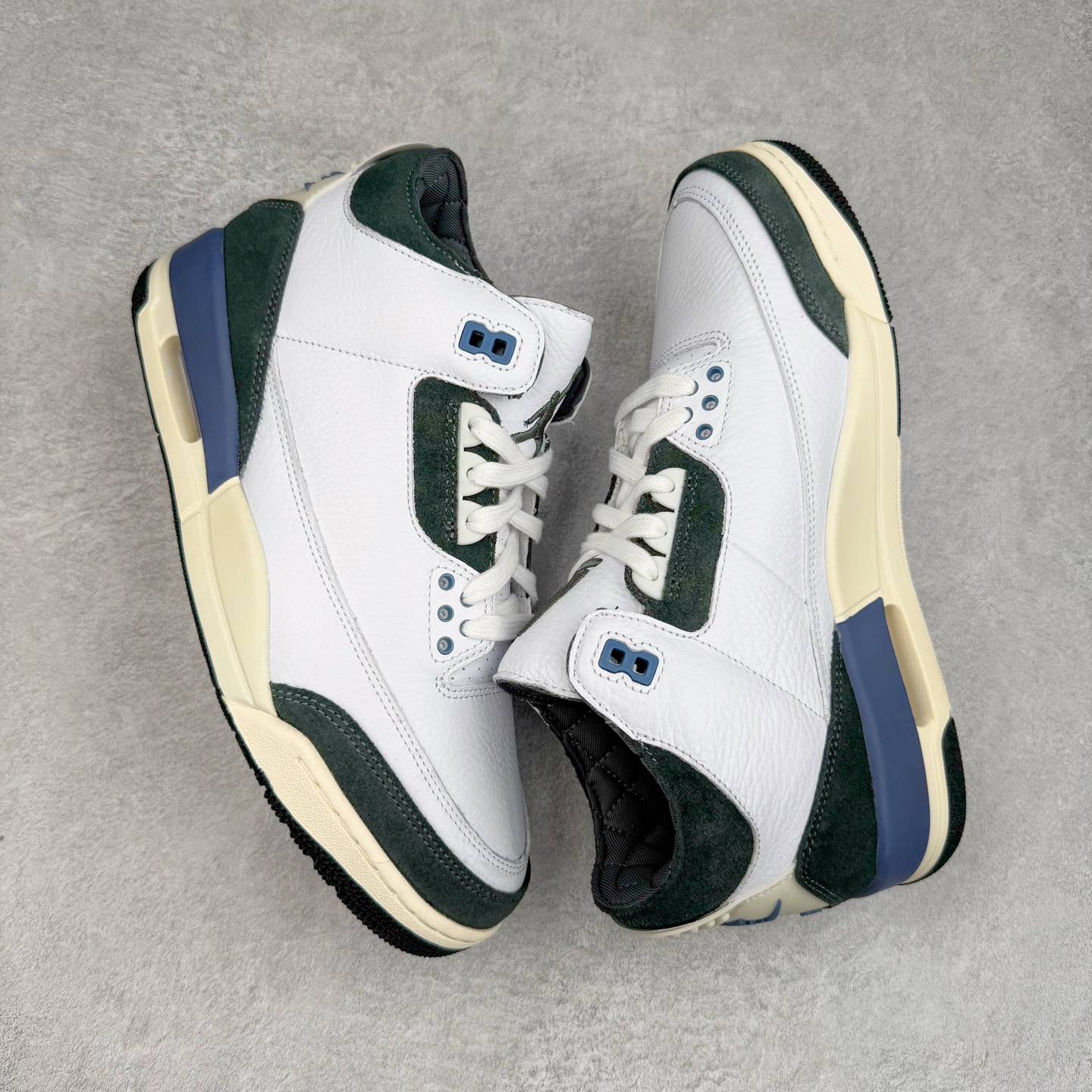 图片[3]-＃Lw纯原 A Ma Maniére x Air Jordan AJ3 Retro AMM联名白蓝 HV8571-100 圈内最强三代系列 匠心打造 开发时长超过半年 目前可过各类鉴定或无法鉴定 裸鞋随便操作 全套原纸板楦头开发 原厂大底磨具加持立体防滑纹理 原装可视Air Sole气垫 原汁原味最完美的三代版型 唯一正确鞋头趴度弧度高度鞋身腰线 原厂TPU彩虹扎染后跟饰片 正确内里反口里网布 皮料菱角分明不变形无多余毛边 广东原厂zp同批次手工大底描漆拉丝 市场唯一原厂鞋扣模具 原厂织唛标 原厂飞人电绣工艺 尾指中部跳三针 独家绑鞋带手法 印刷中底布 四线拉帮 米色美纹纸贴合固定 进口港宝加持 后跟自然饱满 全鞋荧光划线卡点 追求极致完美 每一双都是工艺品 多重QC质检 超越公司货的品控标准 实实在在的免检产品 尺码：36 36.5 37.5 38 38.5 39 40 40.5 41 42 42.5 43 44 44.5 45 45.5 46 47.5 48.5-选品中心