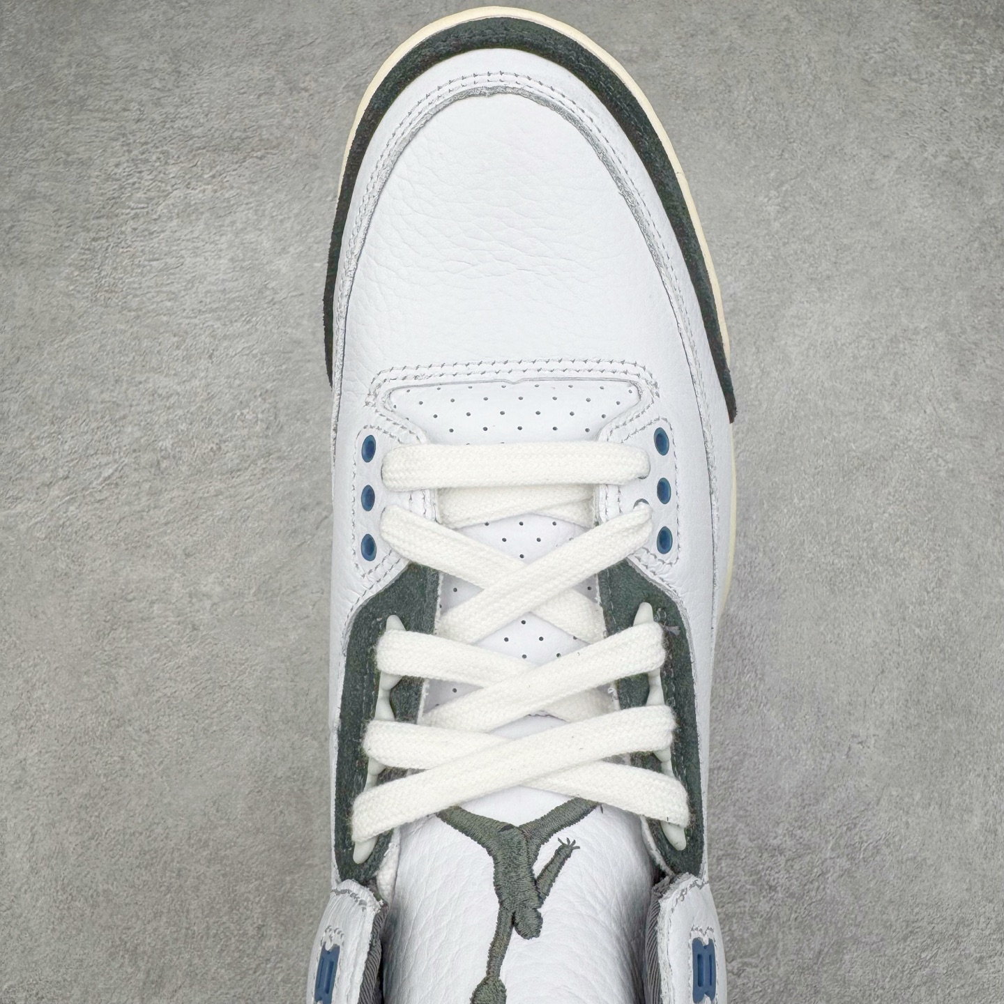 图片[4]-＃Lw纯原 A Ma Maniére x Air Jordan AJ3 Retro AMM联名白蓝 HV8571-100 圈内最强三代系列 匠心打造 开发时长超过半年 目前可过各类鉴定或无法鉴定 裸鞋随便操作 全套原纸板楦头开发 原厂大底磨具加持立体防滑纹理 原装可视Air Sole气垫 原汁原味最完美的三代版型 唯一正确鞋头趴度弧度高度鞋身腰线 原厂TPU彩虹扎染后跟饰片 正确内里反口里网布 皮料菱角分明不变形无多余毛边 广东原厂zp同批次手工大底描漆拉丝 市场唯一原厂鞋扣模具 原厂织唛标 原厂飞人电绣工艺 尾指中部跳三针 独家绑鞋带手法 印刷中底布 四线拉帮 米色美纹纸贴合固定 进口港宝加持 后跟自然饱满 全鞋荧光划线卡点 追求极致完美 每一双都是工艺品 多重QC质检 超越公司货的品控标准 实实在在的免检产品 尺码：36 36.5 37.5 38 38.5 39 40 40.5 41 42 42.5 43 44 44.5 45 45.5 46 47.5 48.5-选品中心