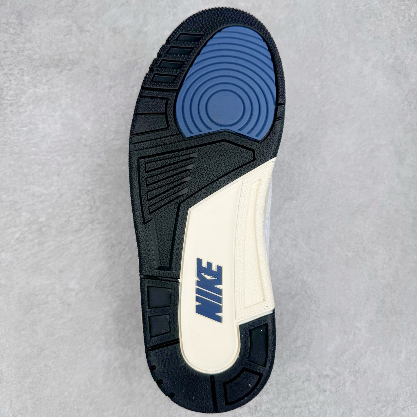 图片[9]-＃Lw纯原 A Ma Maniére x Air Jordan AJ3 Retro AMM联名白蓝 HV8571-100 圈内最强三代系列 匠心打造 开发时长超过半年 目前可过各类鉴定或无法鉴定 裸鞋随便操作 全套原纸板楦头开发 原厂大底磨具加持立体防滑纹理 原装可视Air Sole气垫 原汁原味最完美的三代版型 唯一正确鞋头趴度弧度高度鞋身腰线 原厂TPU彩虹扎染后跟饰片 正确内里反口里网布 皮料菱角分明不变形无多余毛边 广东原厂zp同批次手工大底描漆拉丝 市场唯一原厂鞋扣模具 原厂织唛标 原厂飞人电绣工艺 尾指中部跳三针 独家绑鞋带手法 印刷中底布 四线拉帮 米色美纹纸贴合固定 进口港宝加持 后跟自然饱满 全鞋荧光划线卡点 追求极致完美 每一双都是工艺品 多重QC质检 超越公司货的品控标准 实实在在的免检产品 尺码：36 36.5 37.5 38 38.5 39 40 40.5 41 42 42.5 43 44 44.5 45 45.5 46 47.5 48.5-选品中心